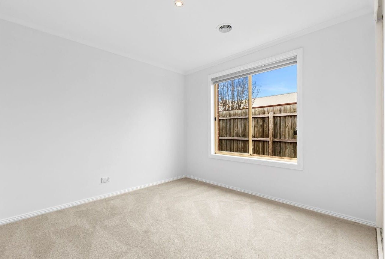 35 Willesden Drive — photo 10 of 18