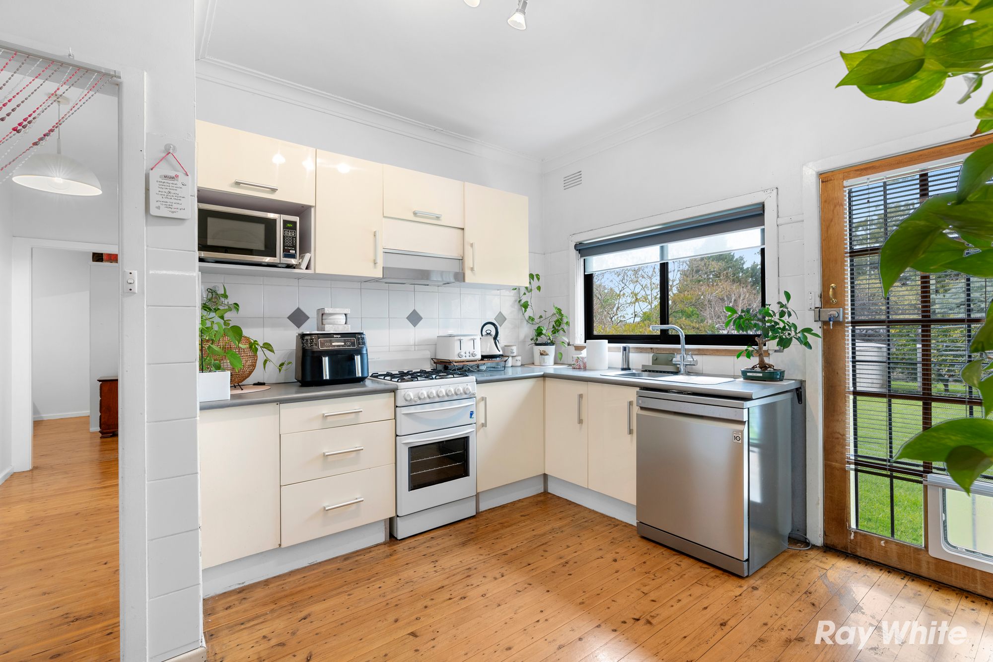 86 Tichborne Crescent — photo 5 of 12