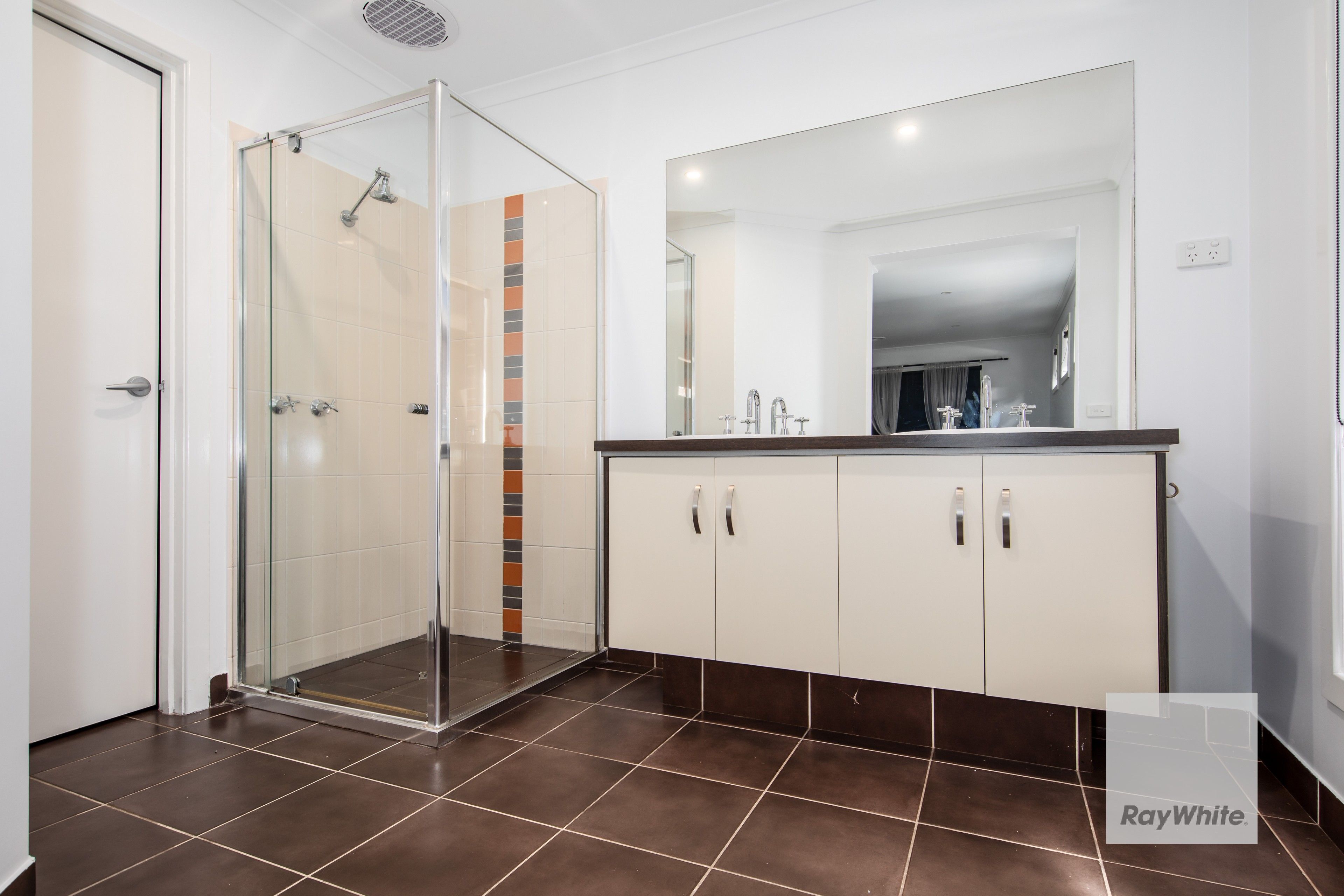 680 Tarneit Road — photo 7 of 9