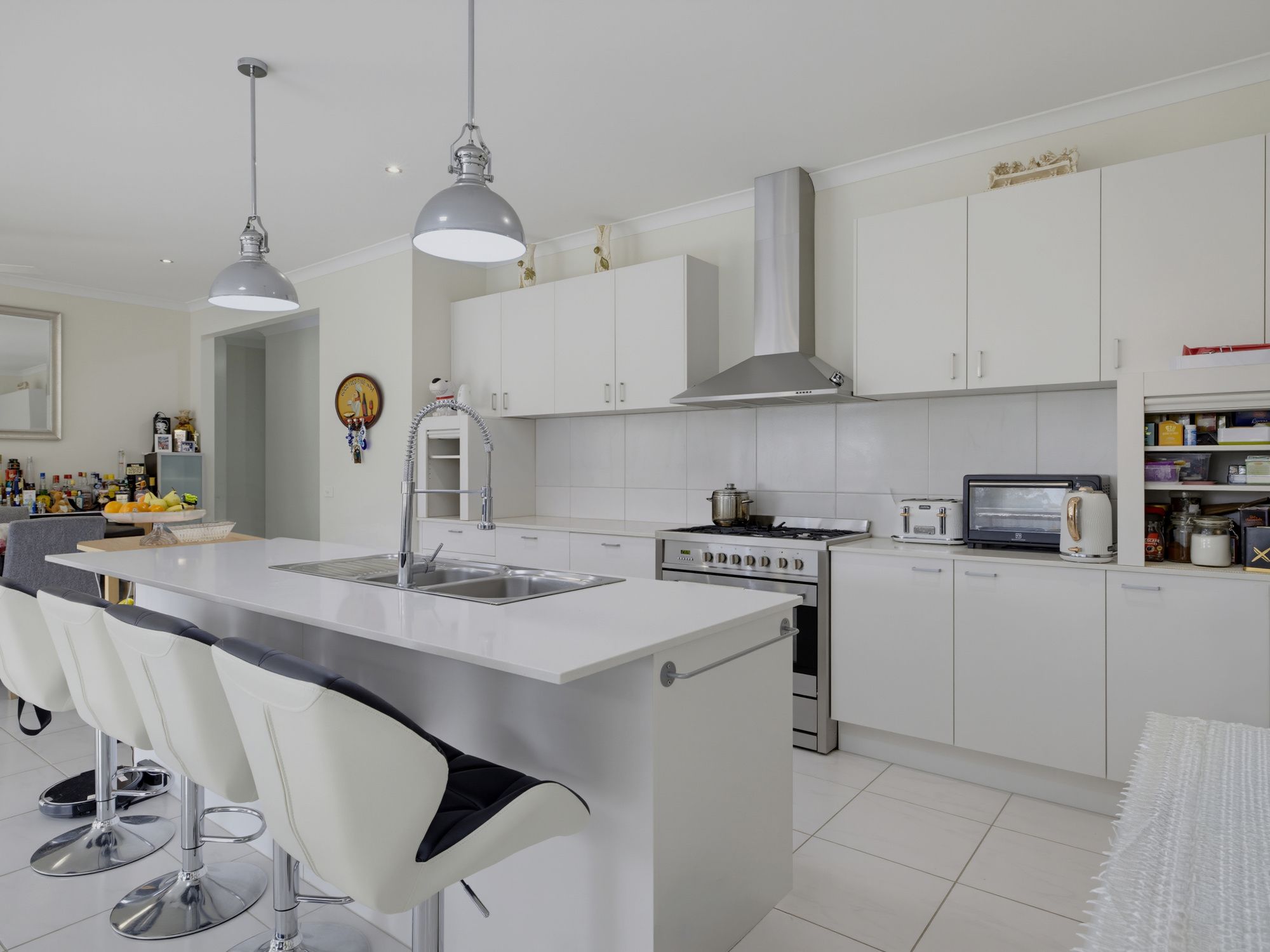 25 Vicars Avenue — photo 3 of 19