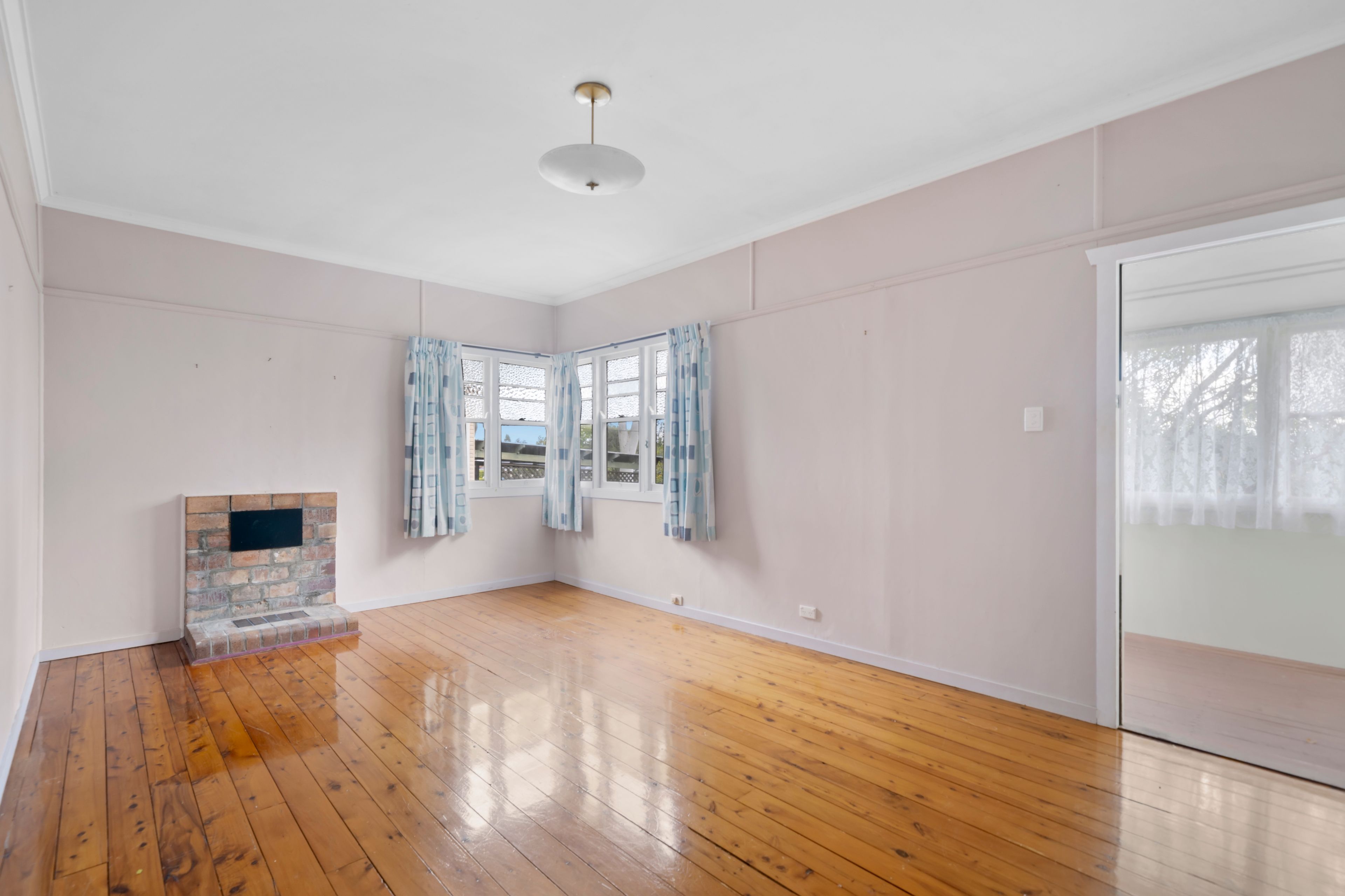 11 Alford Street, Mount Lofty, QLD 4350