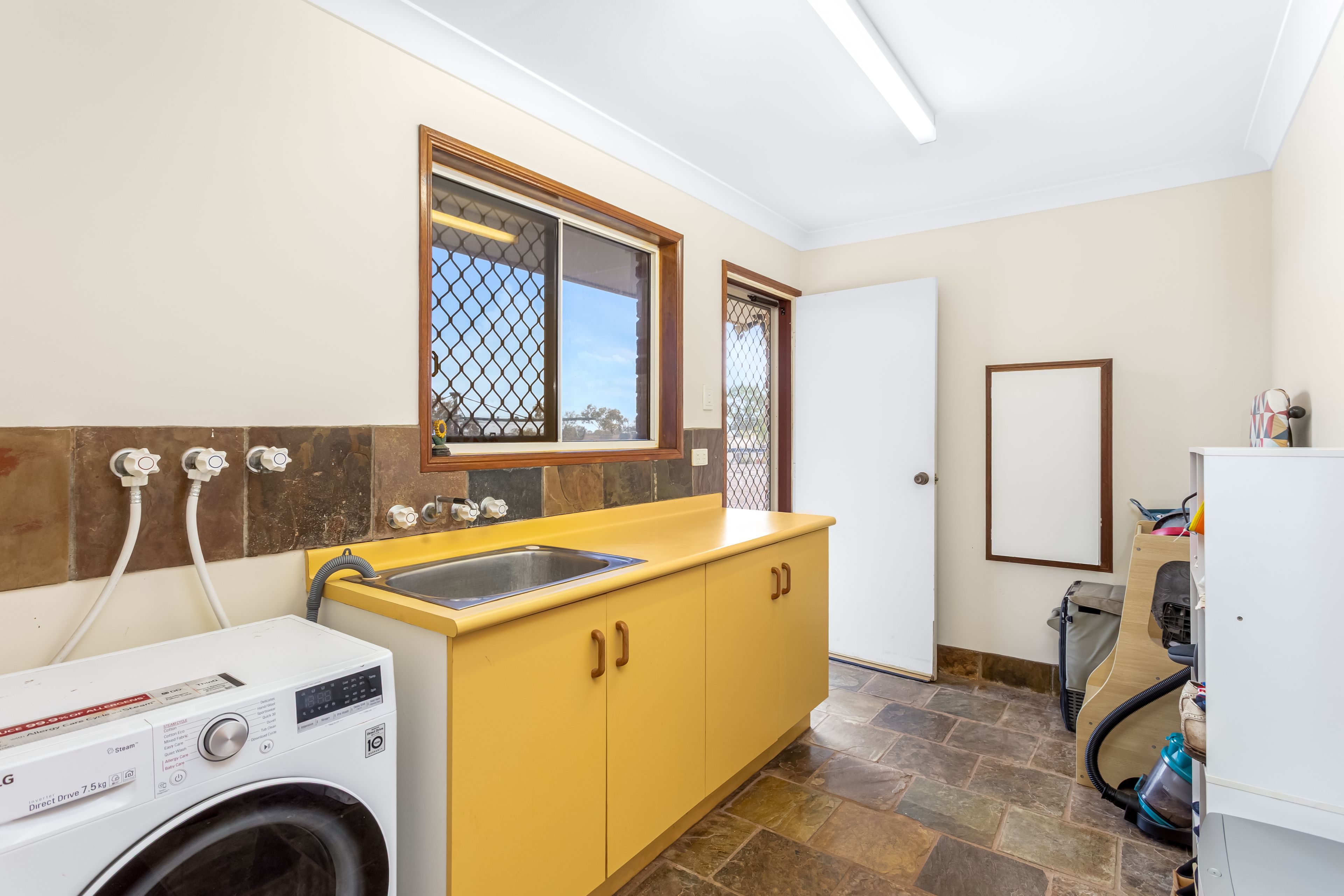 16 Brown Close — photo 11 of 13