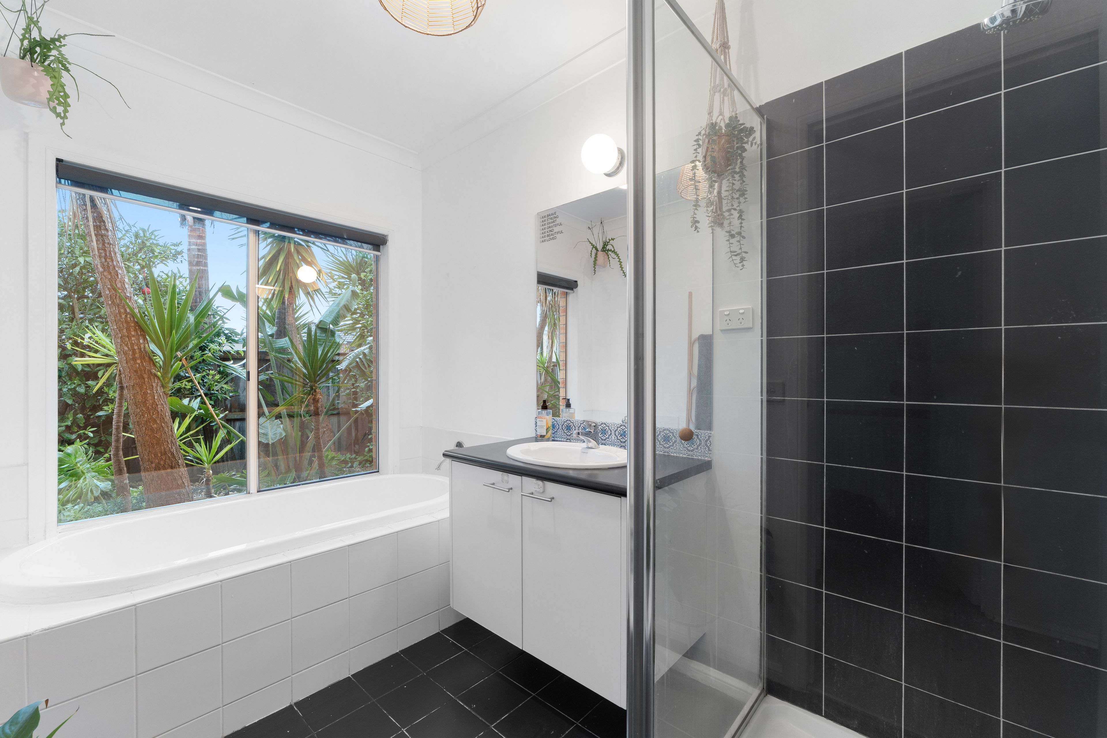 2 Sanctuary Crescent — photo 10 of 20
