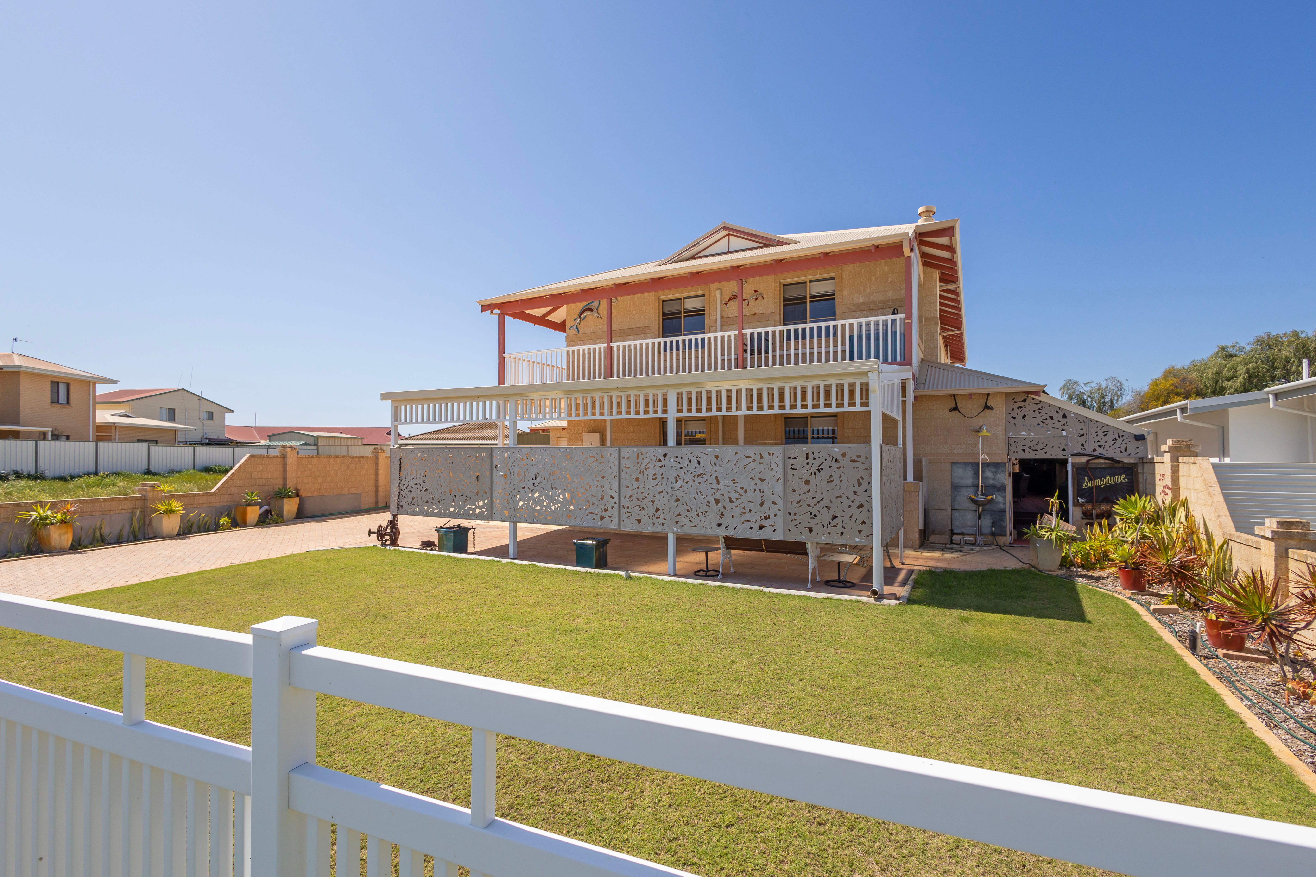 18 CASUARINA Crescent — photo 8 of 30