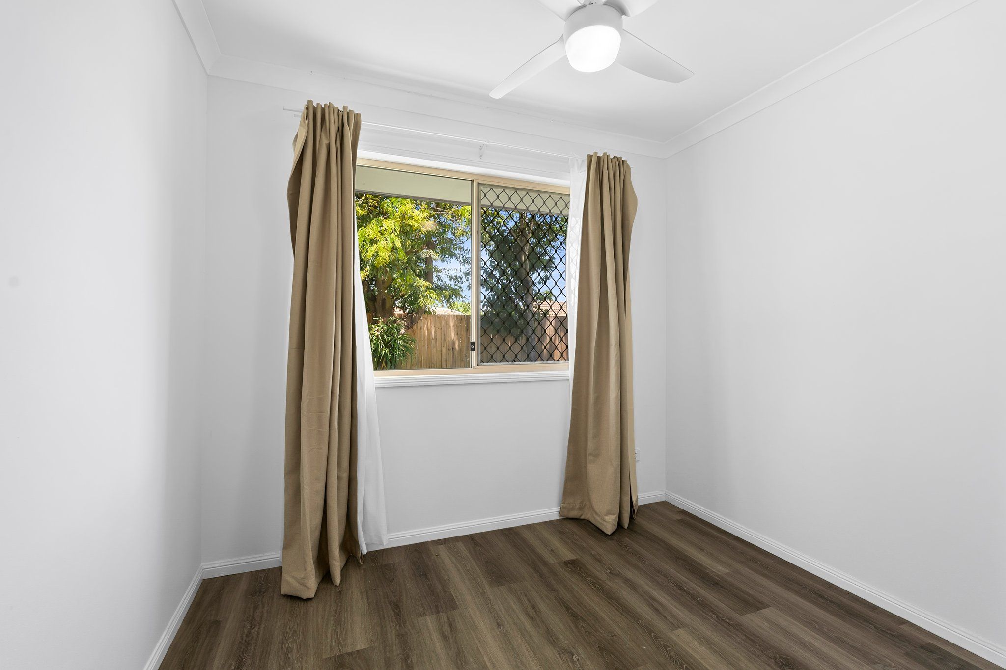 16 Deanbilla Street — photo 9 of 10
