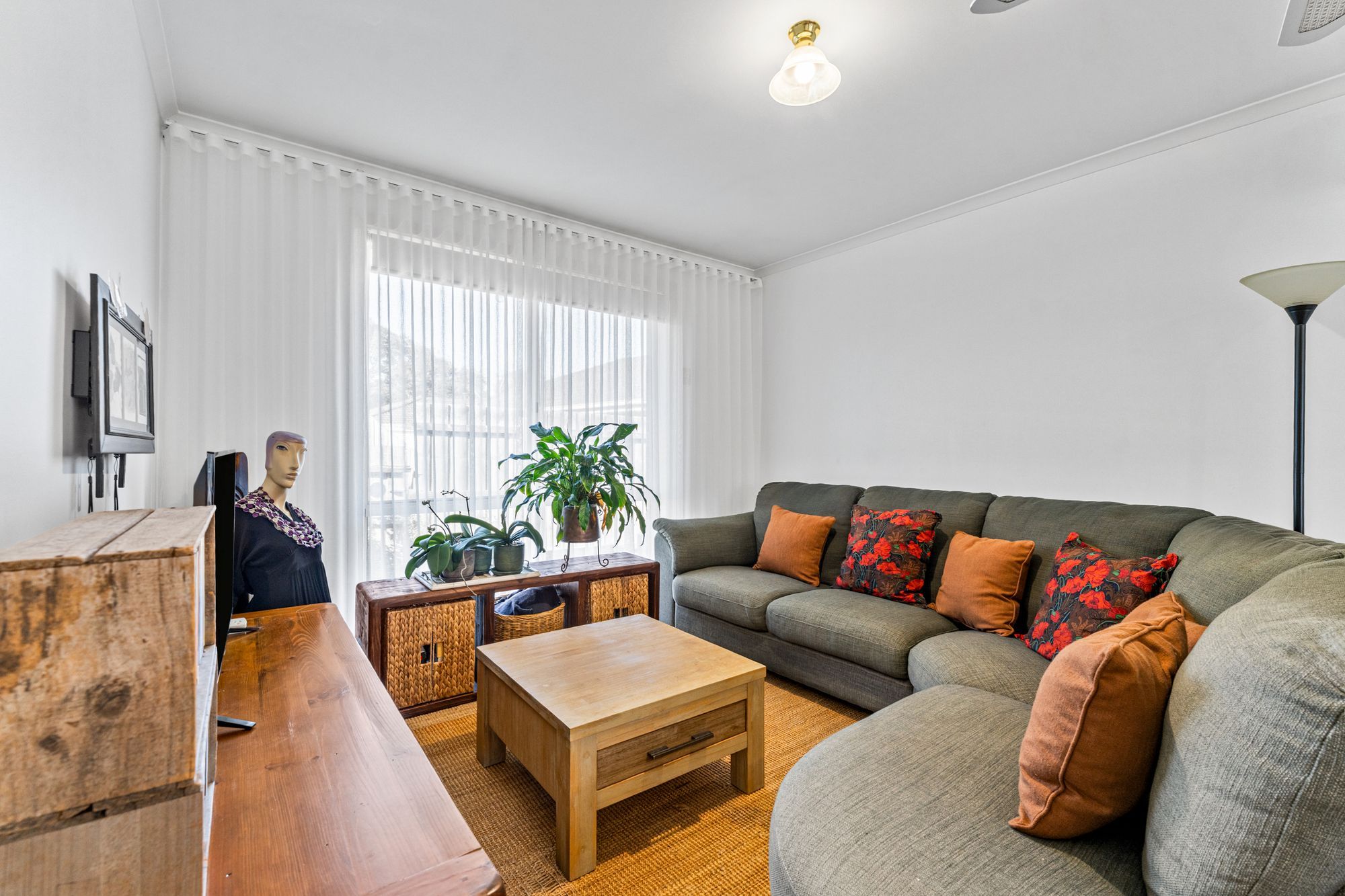 2/4 Greenlaw Crescent — photo 4 of 14