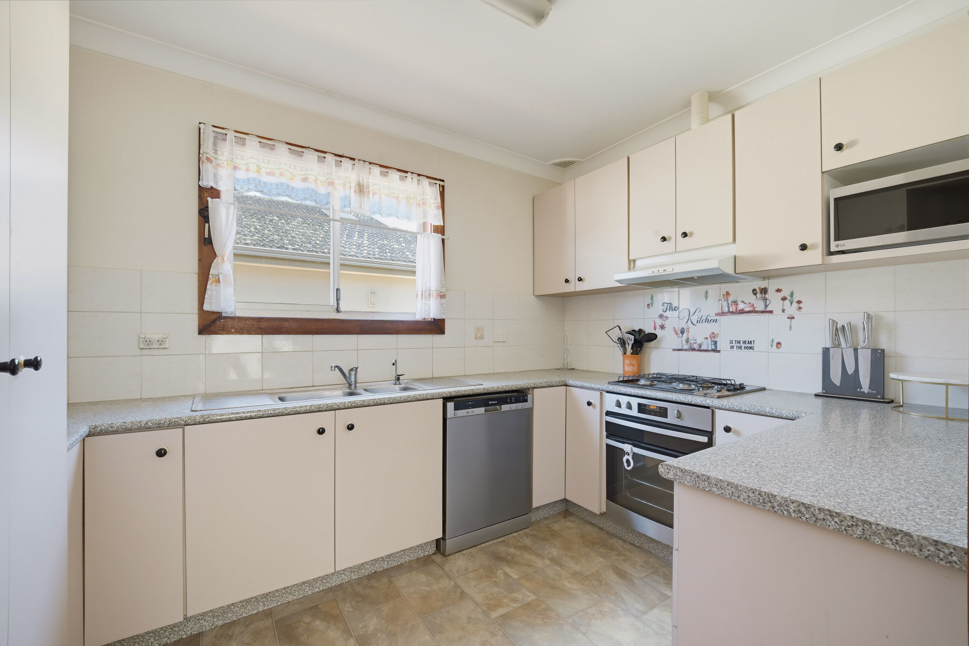 24 Draper Avenue — photo 3 of 8