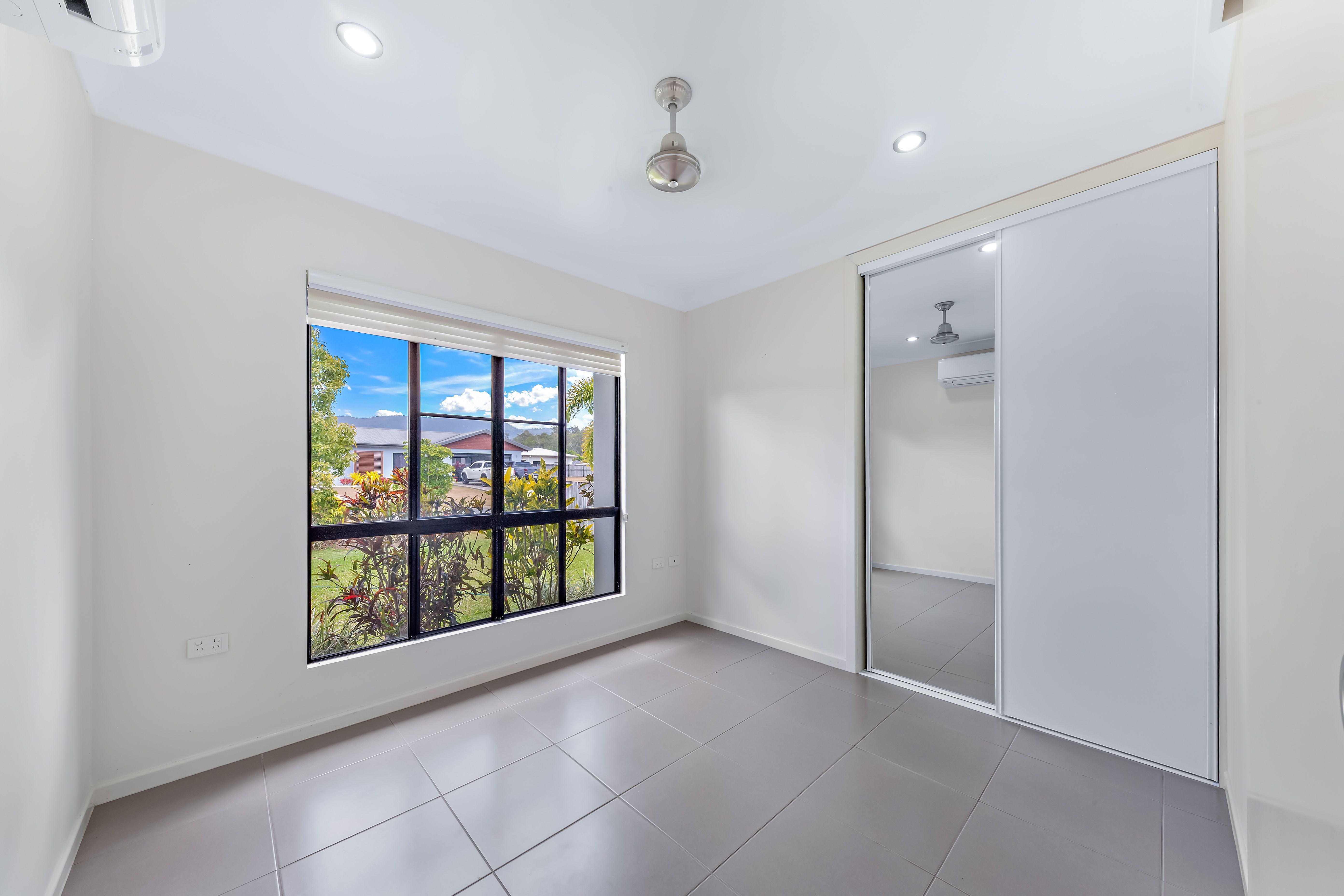 7 Beames Crescent — photo 13 of 19
