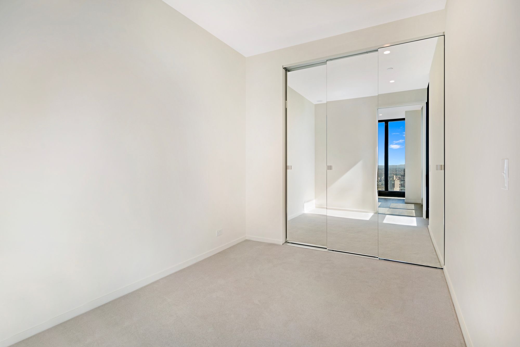 6004/70 Southbank Boulevard — photo 5 of 20