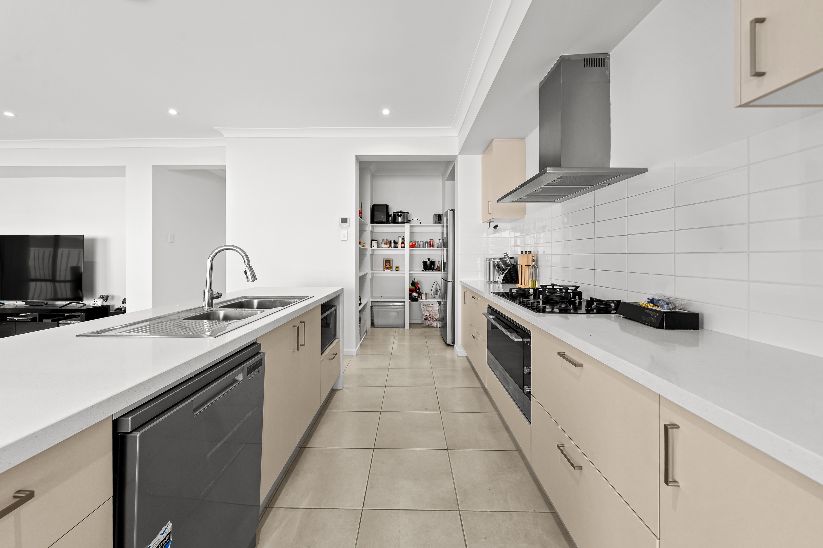 8 Lakeshore Crescent, Willawong, QLD 4110