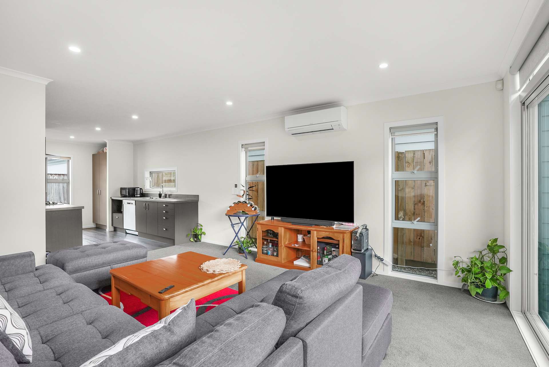 12 Ronalds Way photo 2