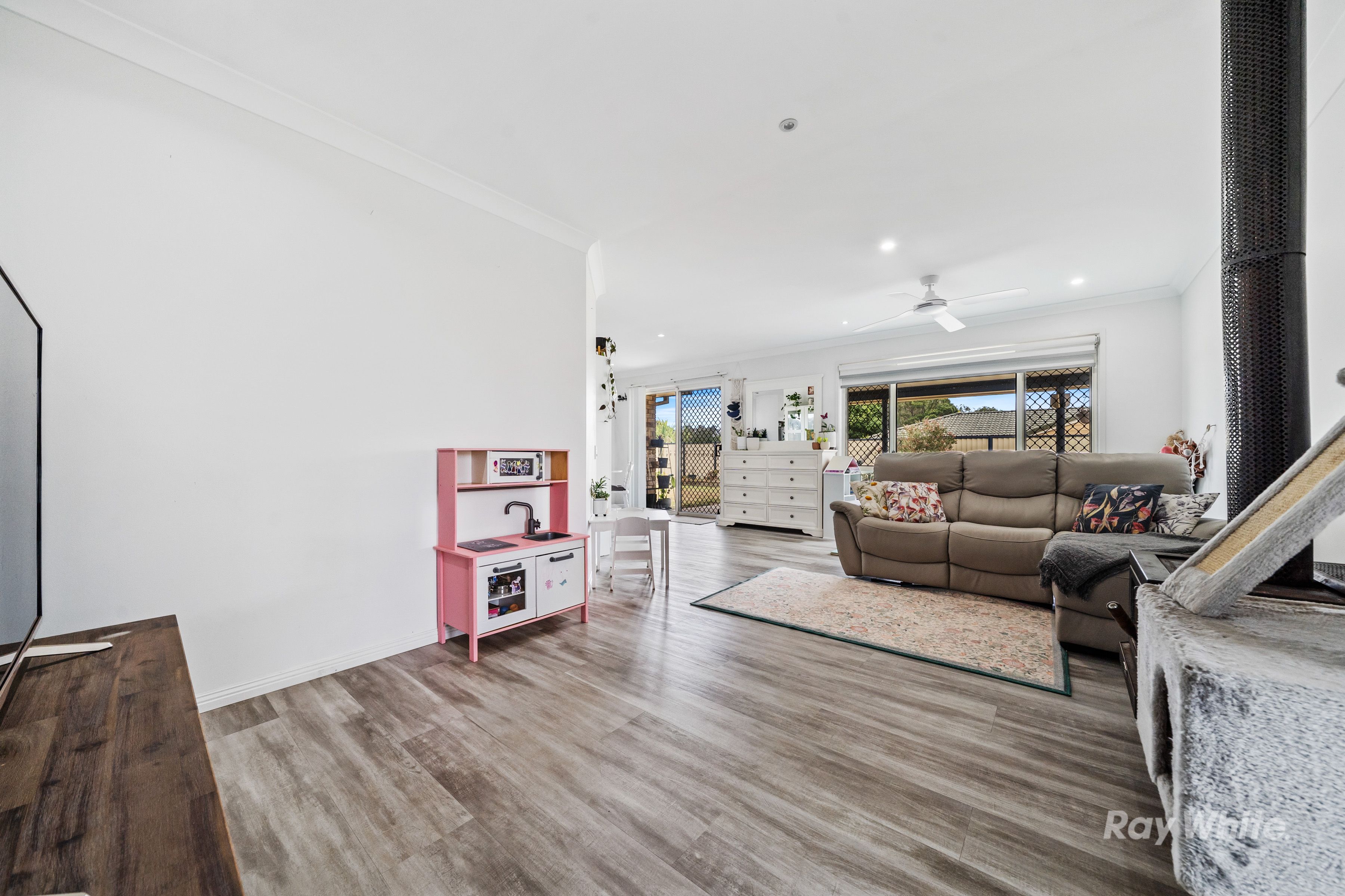 61 Bushland Drive, Regents Park, QLD 4118