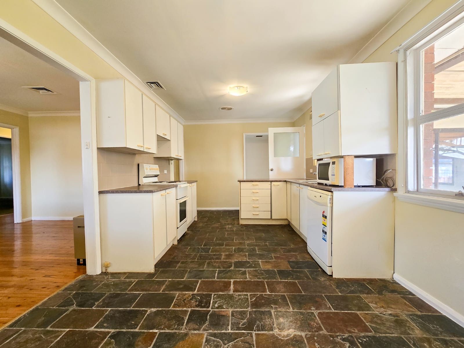 47 Canterbury Road, Glenfield, NSW 2167