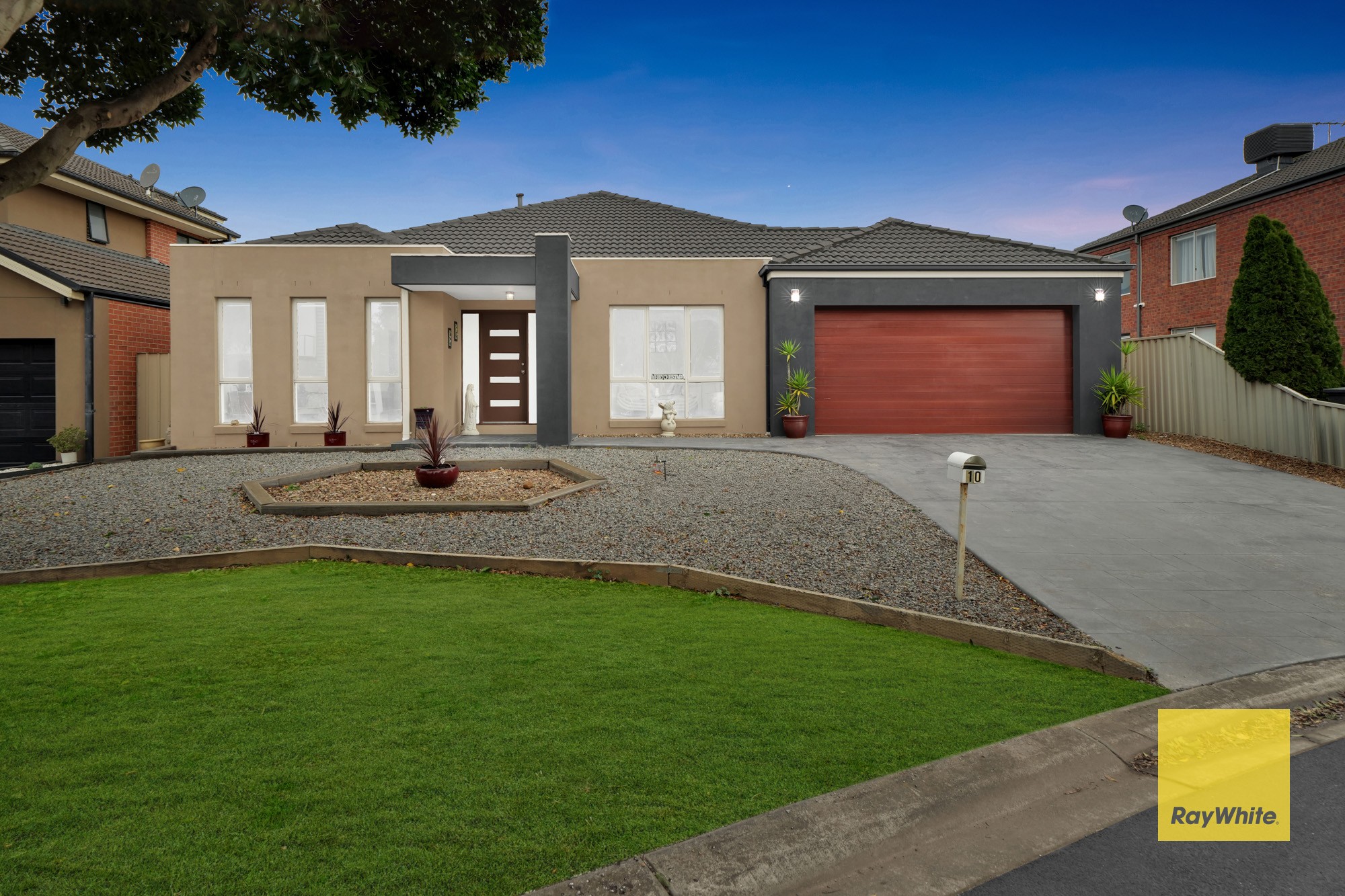 10 Finsbury Close, Caroline Springs, VIC 3023