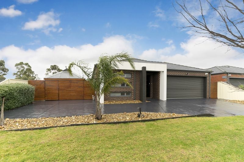 4 Delft Place, Pakenham, VIC 3810