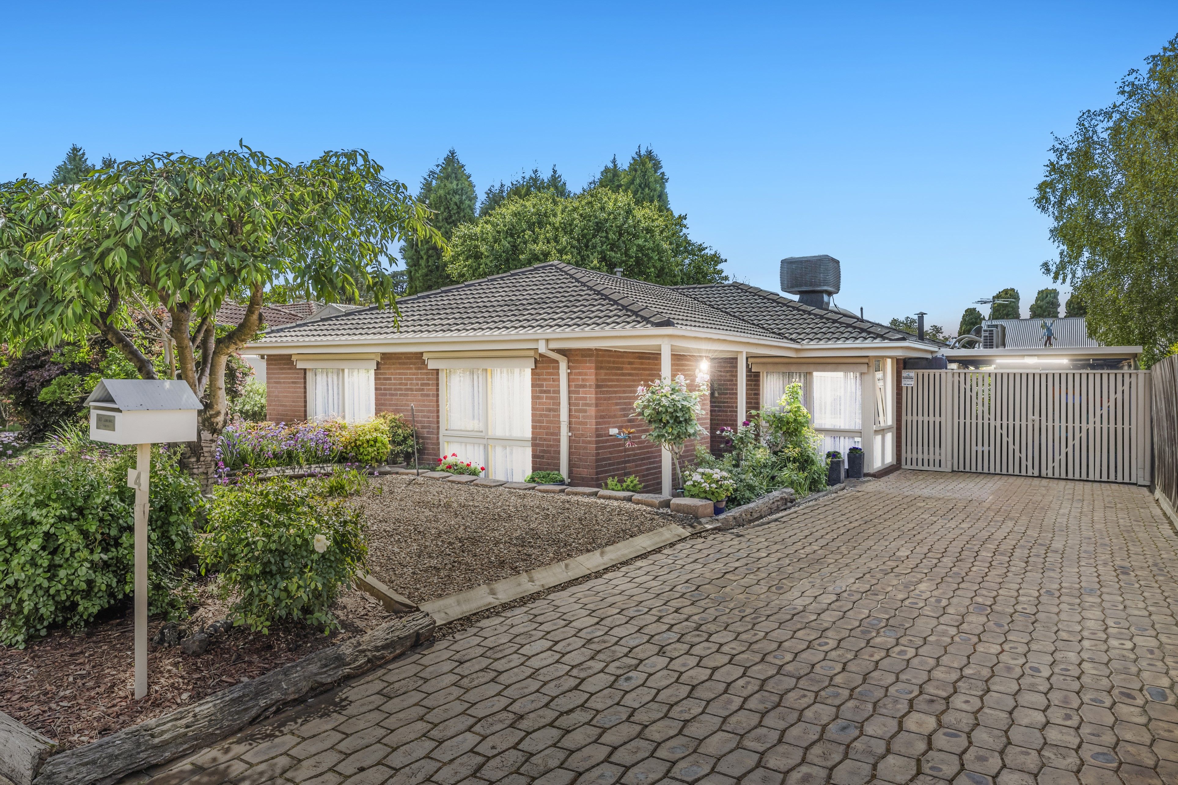 4 Helsal Drive, Wantirna South, VIC 3152 House for Sale Ray White