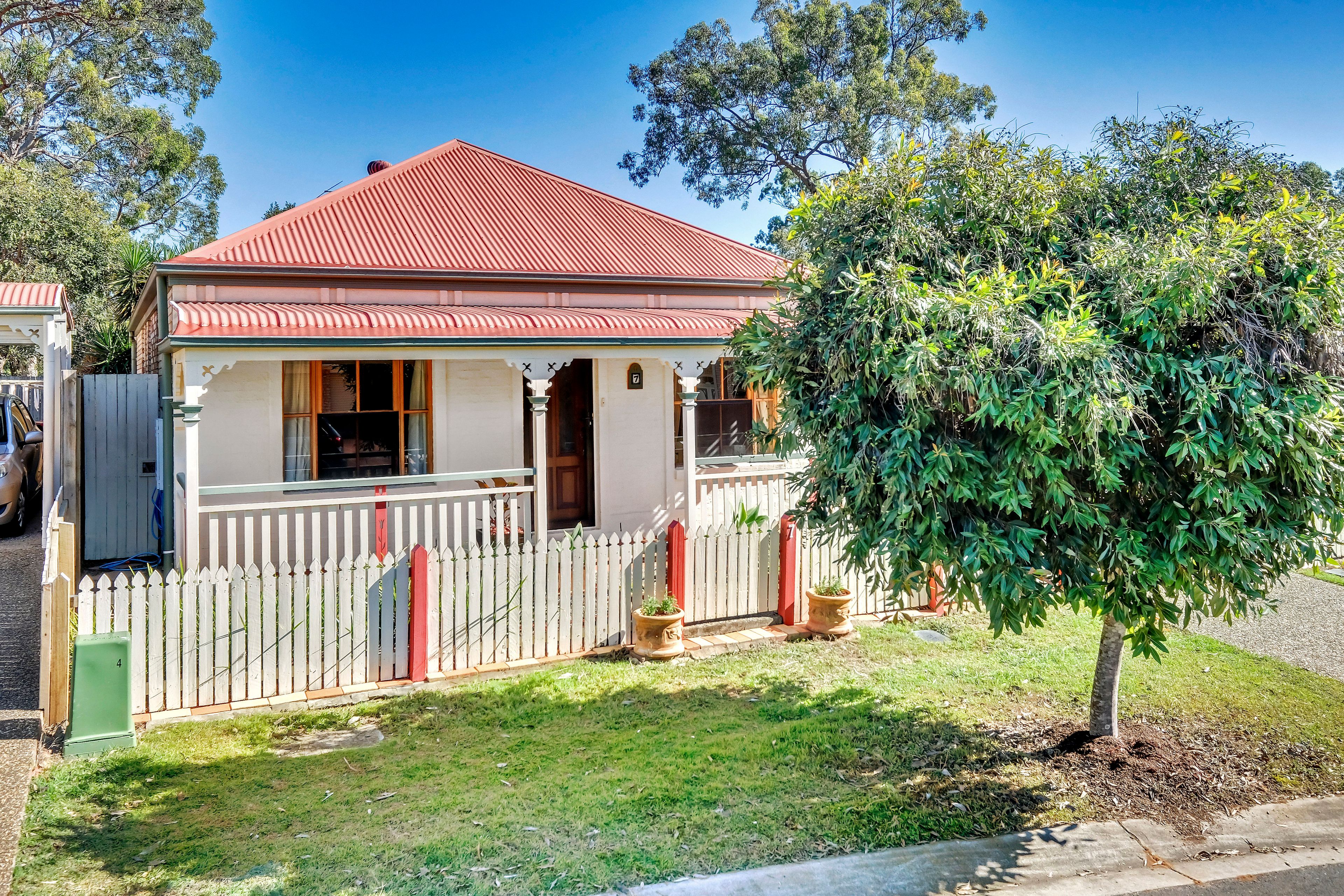 7 CHELSEA Place, Forest Lake, QLD 4078
