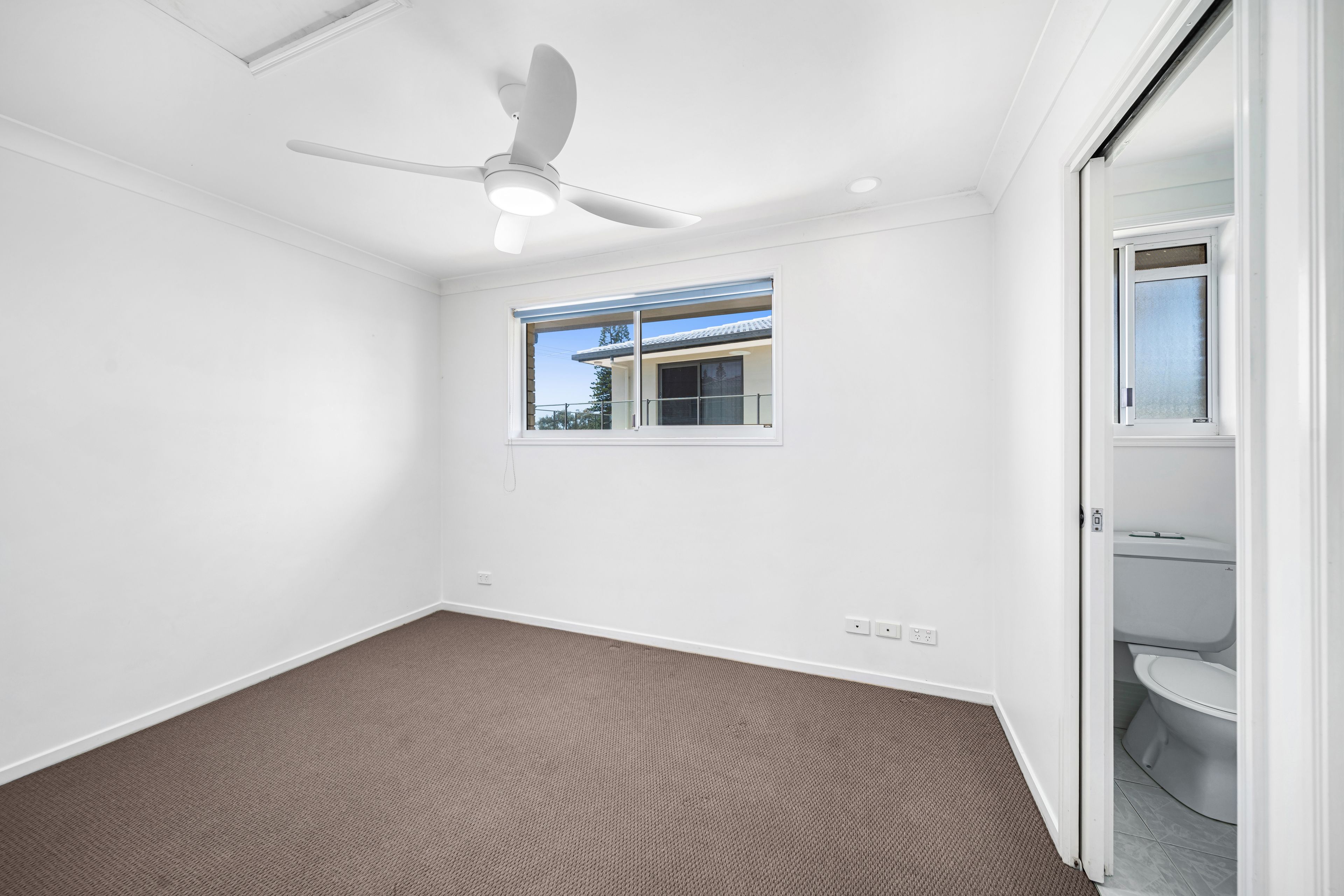 32 Pacific Boulevard — photo 7 of 10