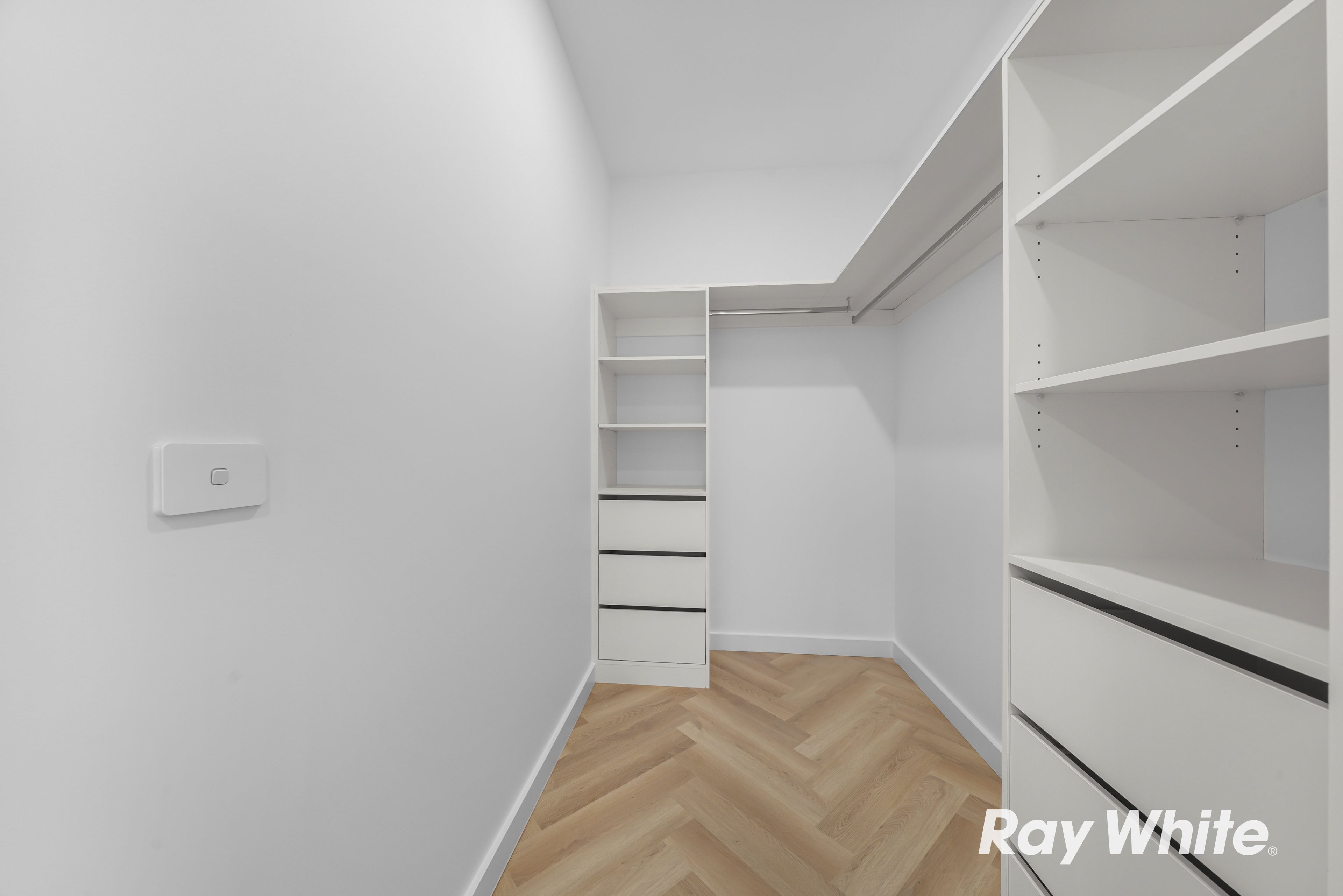 8 Castle Crescent — photo 8 of 9