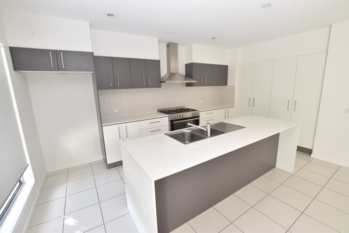 3 Orchard Drive, Kirkwood, QLD 4680