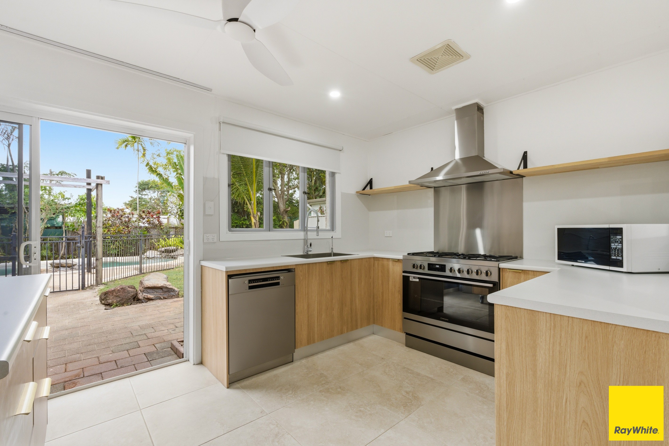 1/8 Mimosa Street, Holloways Beach, QLD 4878