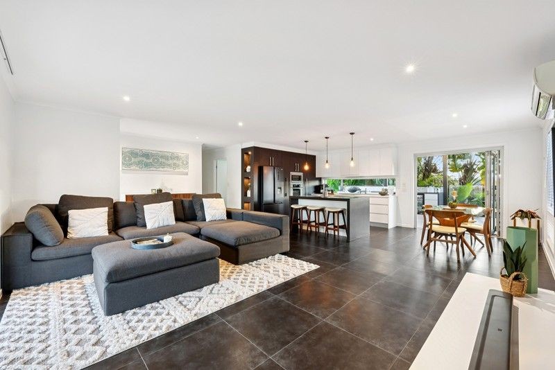 8 Lowanna Drive, Ashmore, QLD 4214