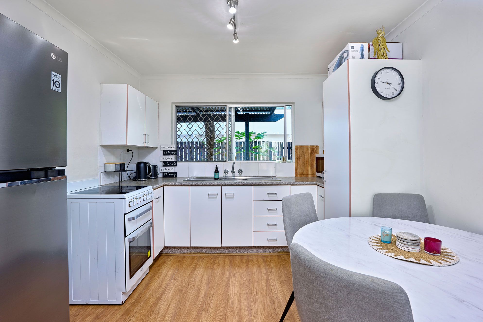 2/8 Boden Street — photo 4 of 12