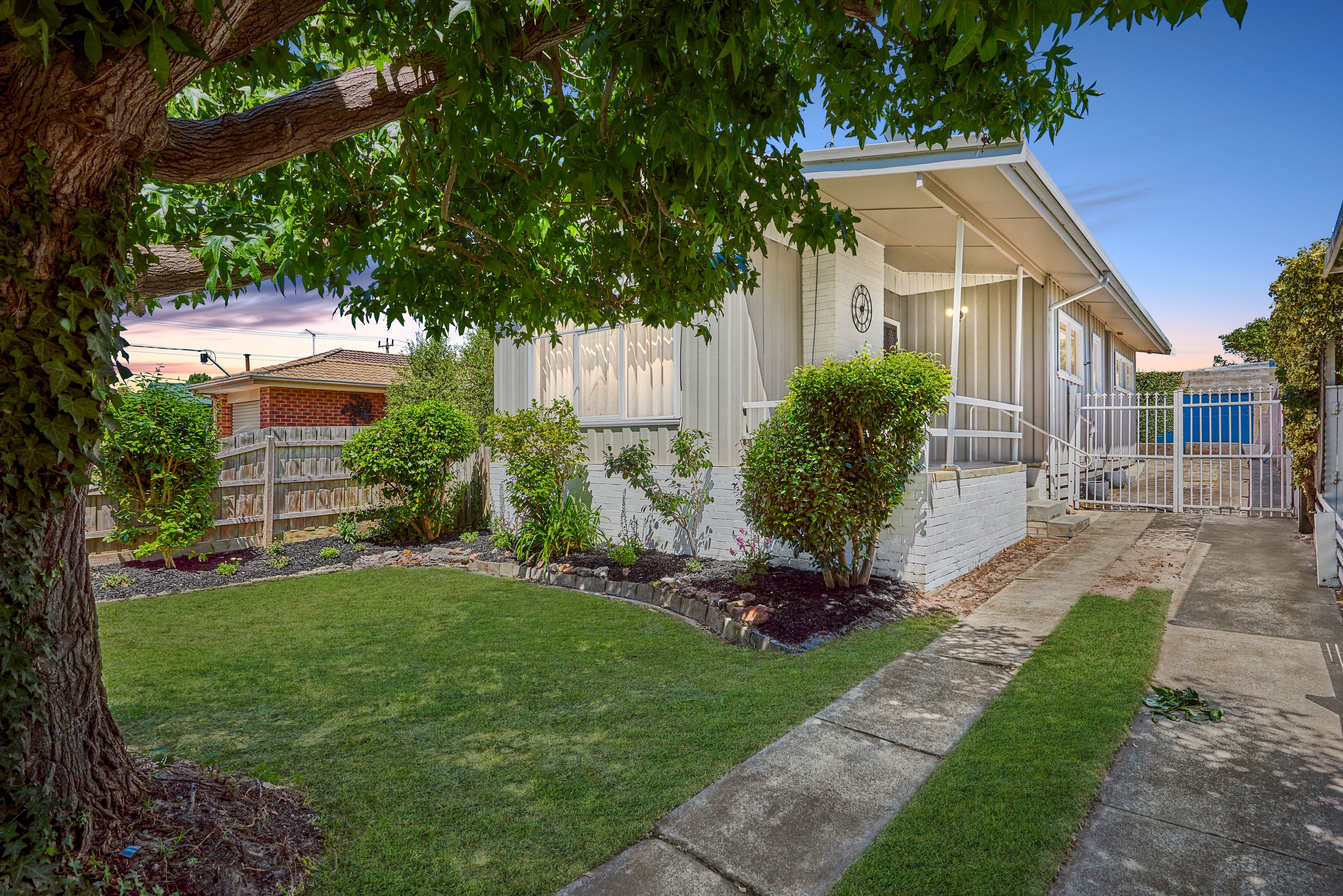 100 Ninth Avenue, Rosebud, VIC 3939
