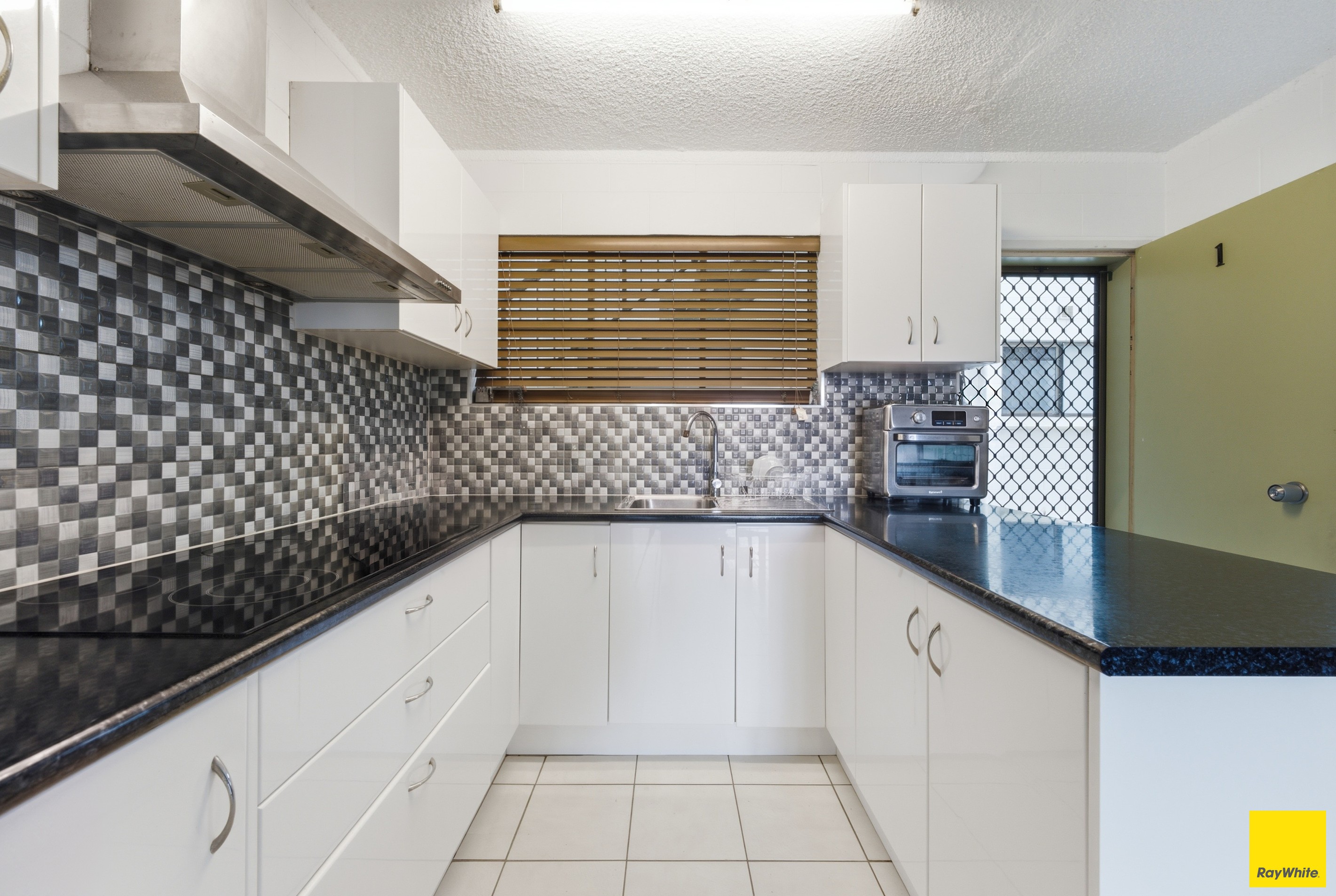 1/215-217 Mcleod Street, Cairns North, QLD 4870