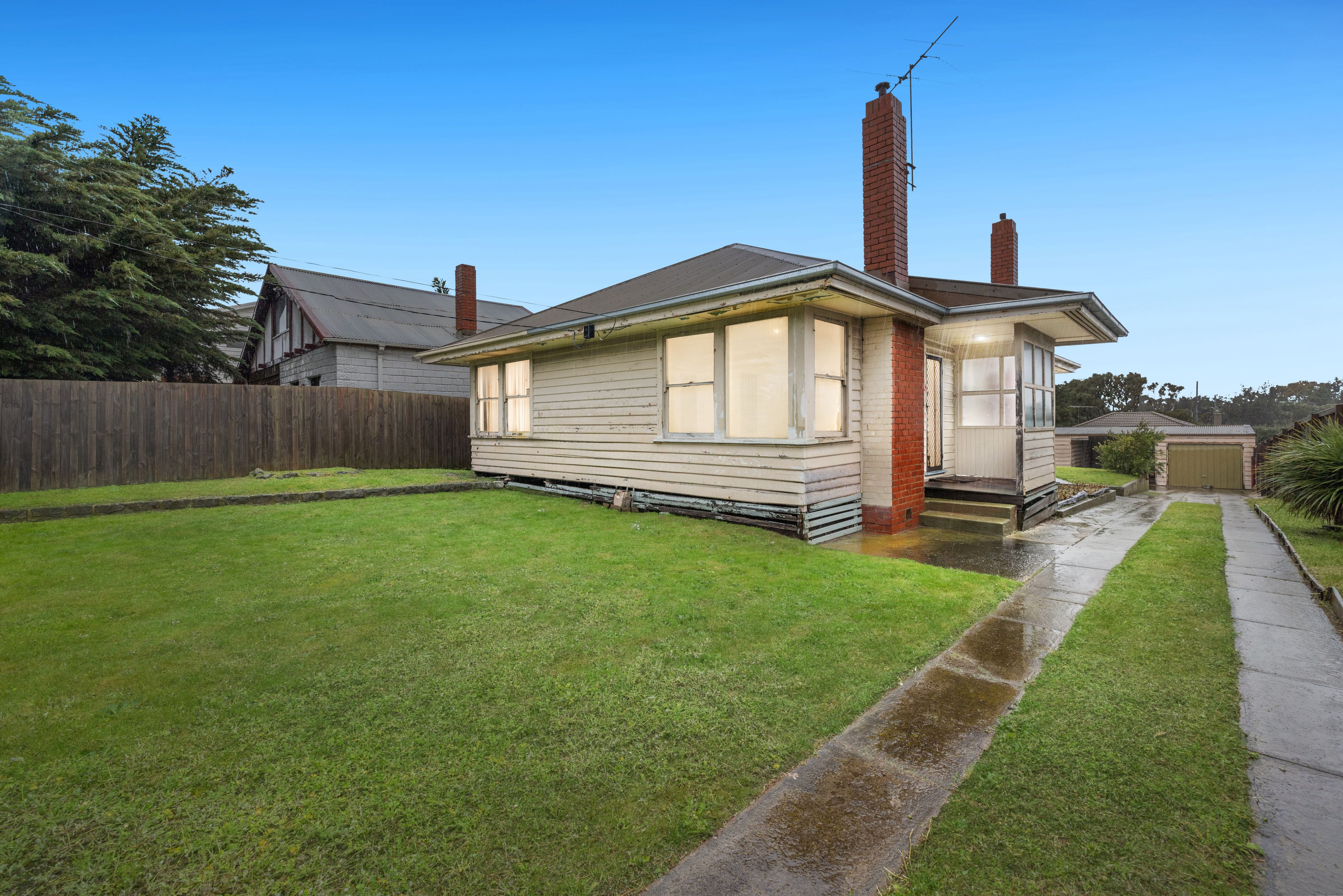 28 Nepean Highway — photo from Ray White Chelsea