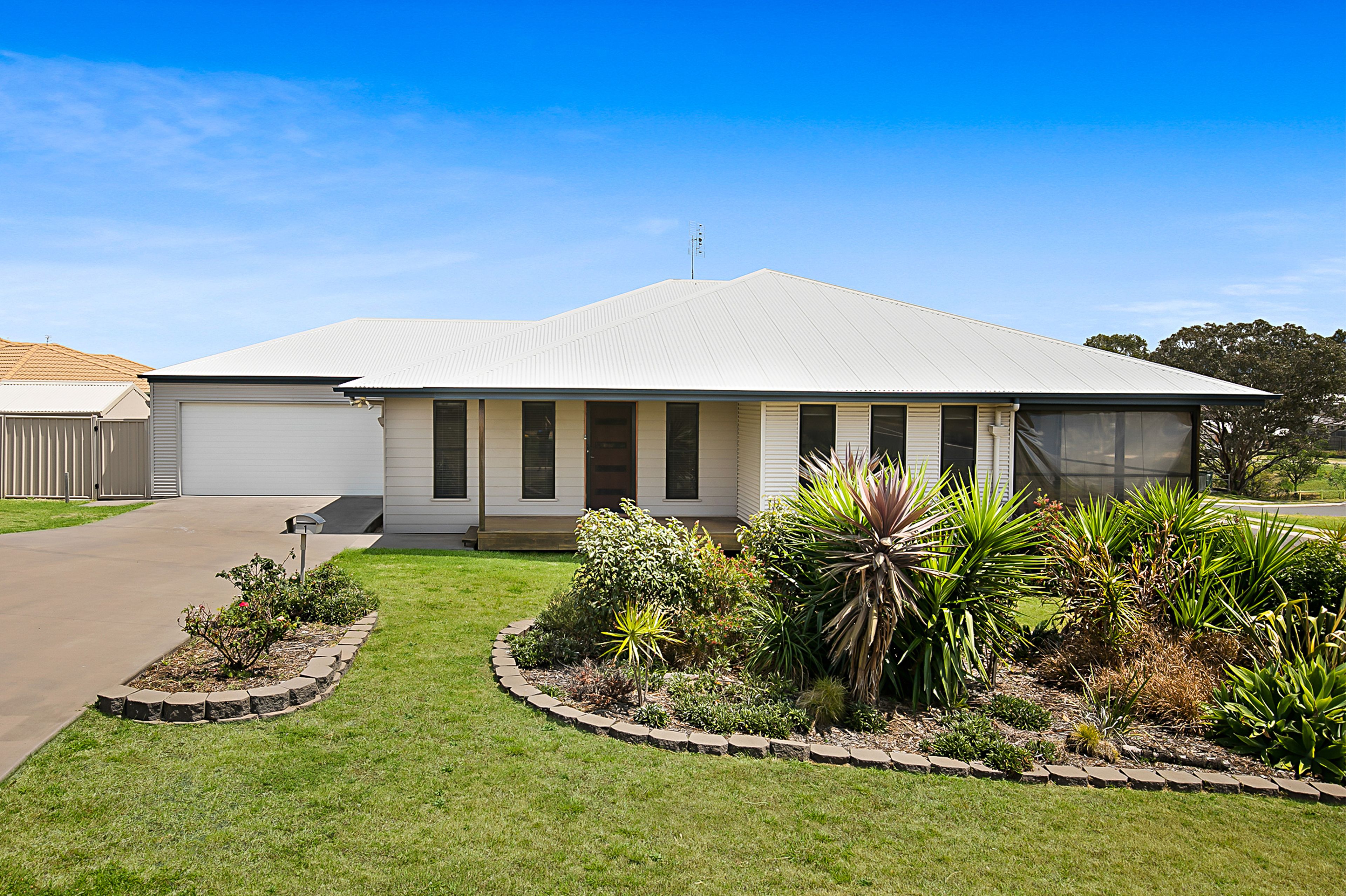 1 Wareena Crescent, Glenvale QLD 4350