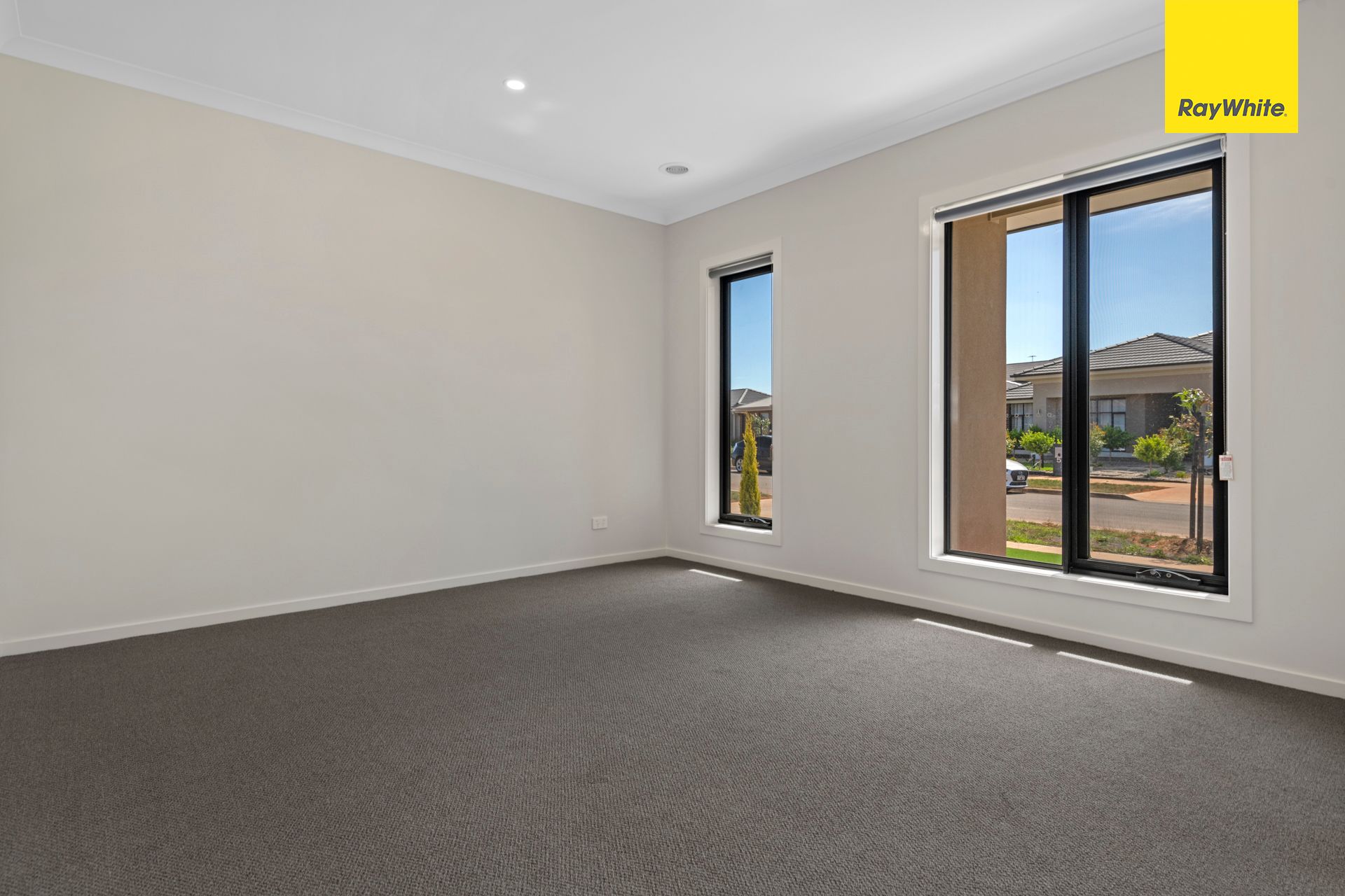 8 Shangrala Road, THORNHILL PARK, VIC 3335