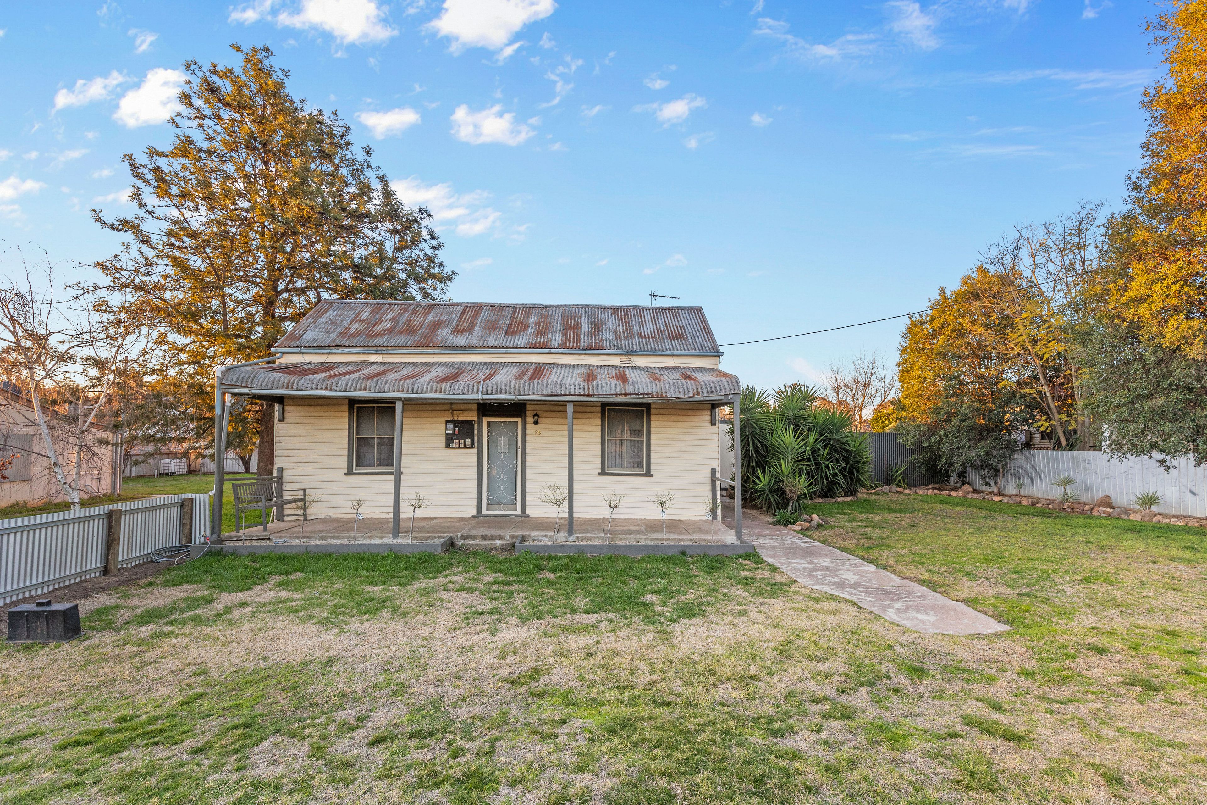 25 Regent Street, Junee NSW 2663