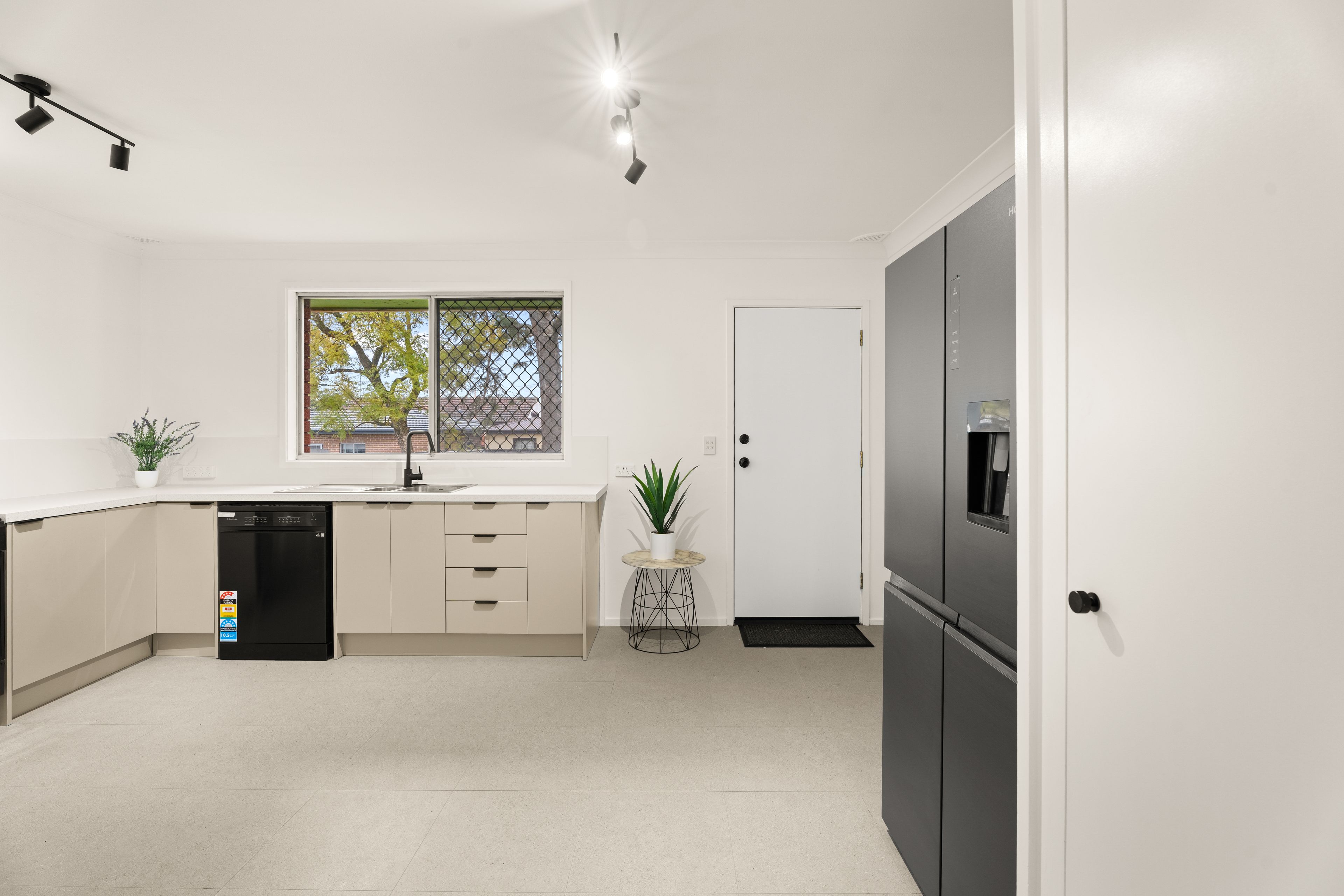 27 Maxwell Street — photo 4 of 20