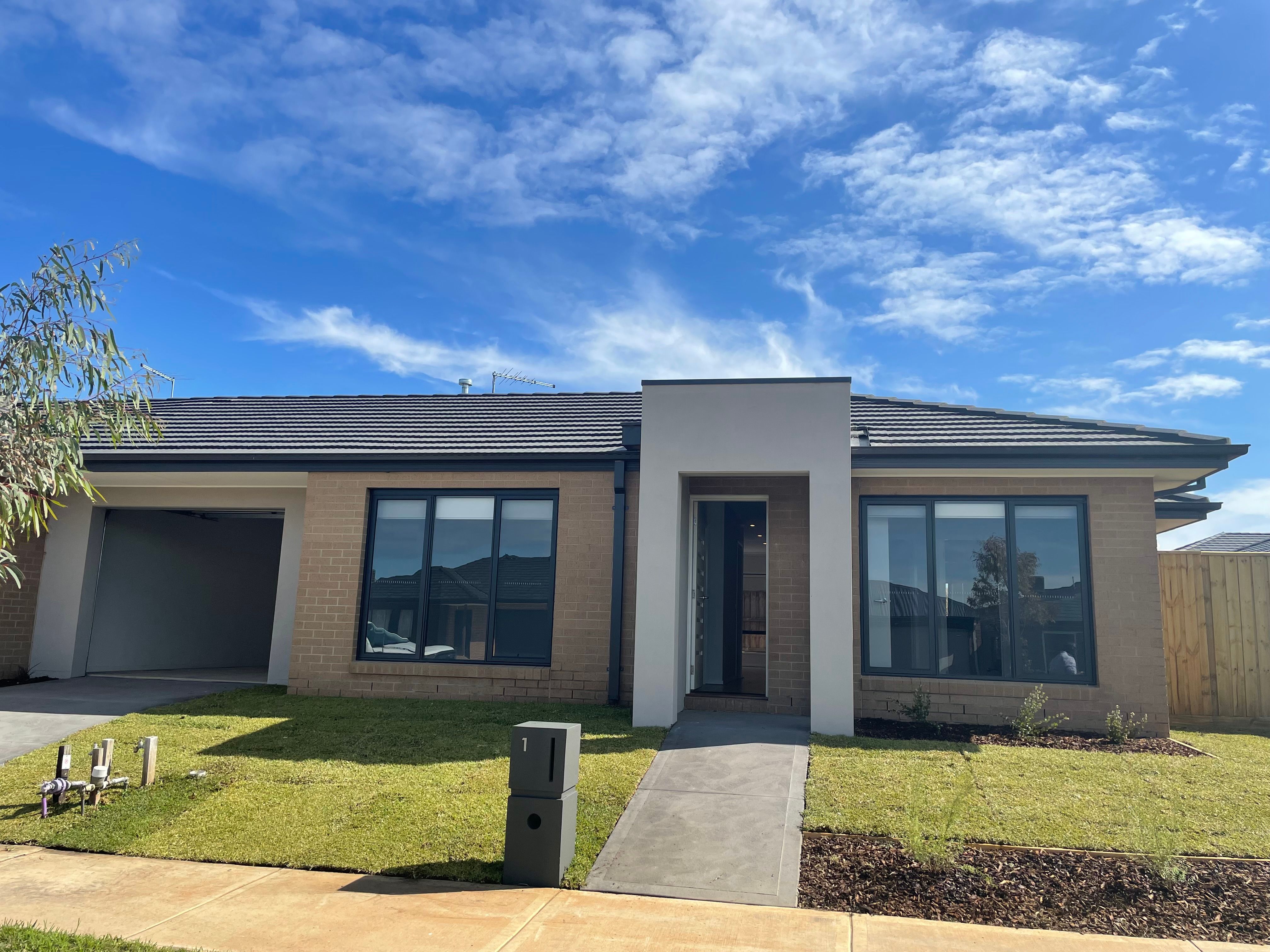 10 Coconut Road, MANOR LAKES, VIC 3024