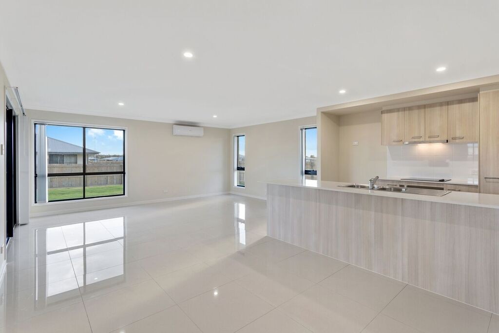35 Myrtleford Crescent, CAMBOOYA, QLD 4358