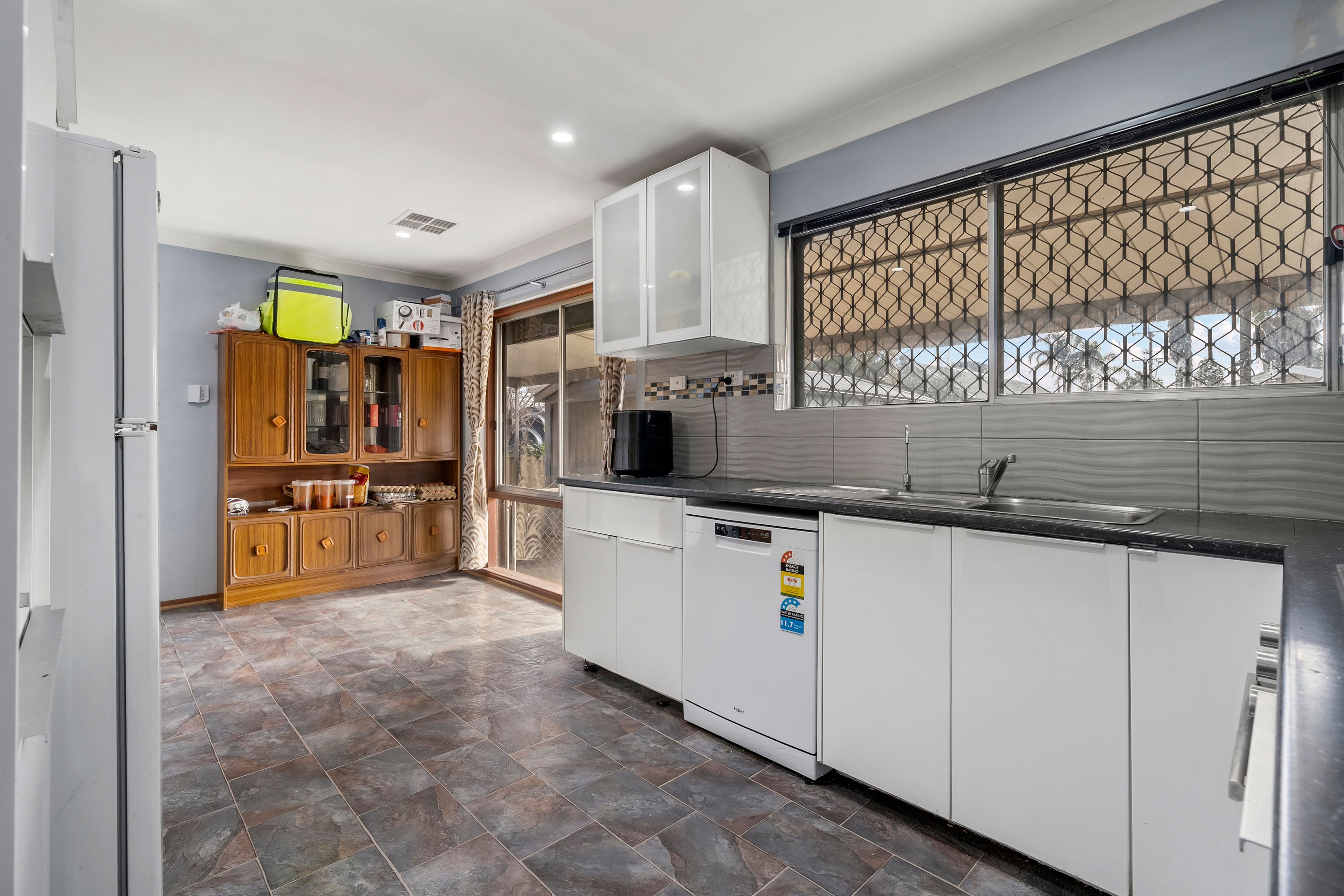 685 North East Road — photo 7 of 14