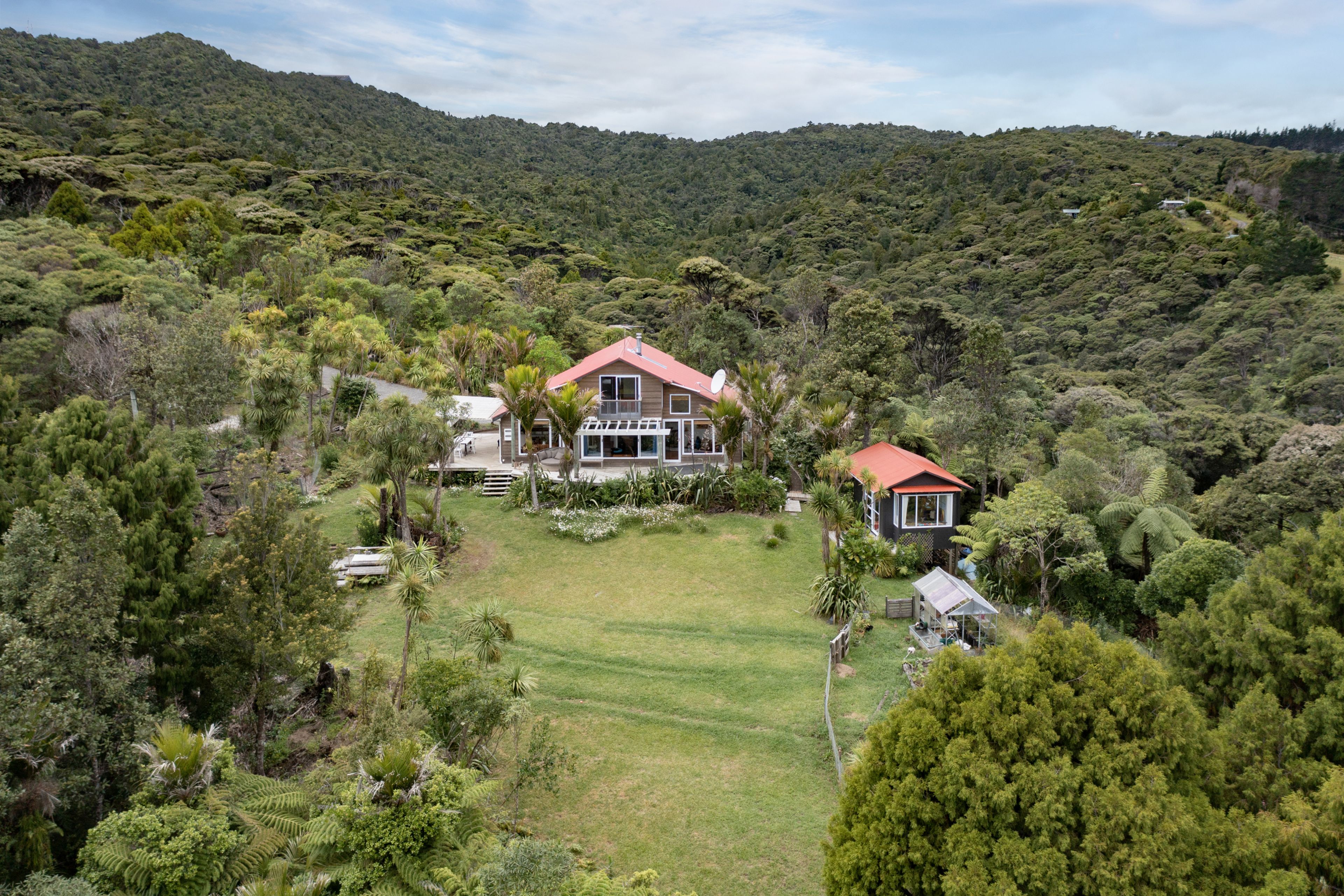16 La Trobe Track, Karekare, Waitakere City