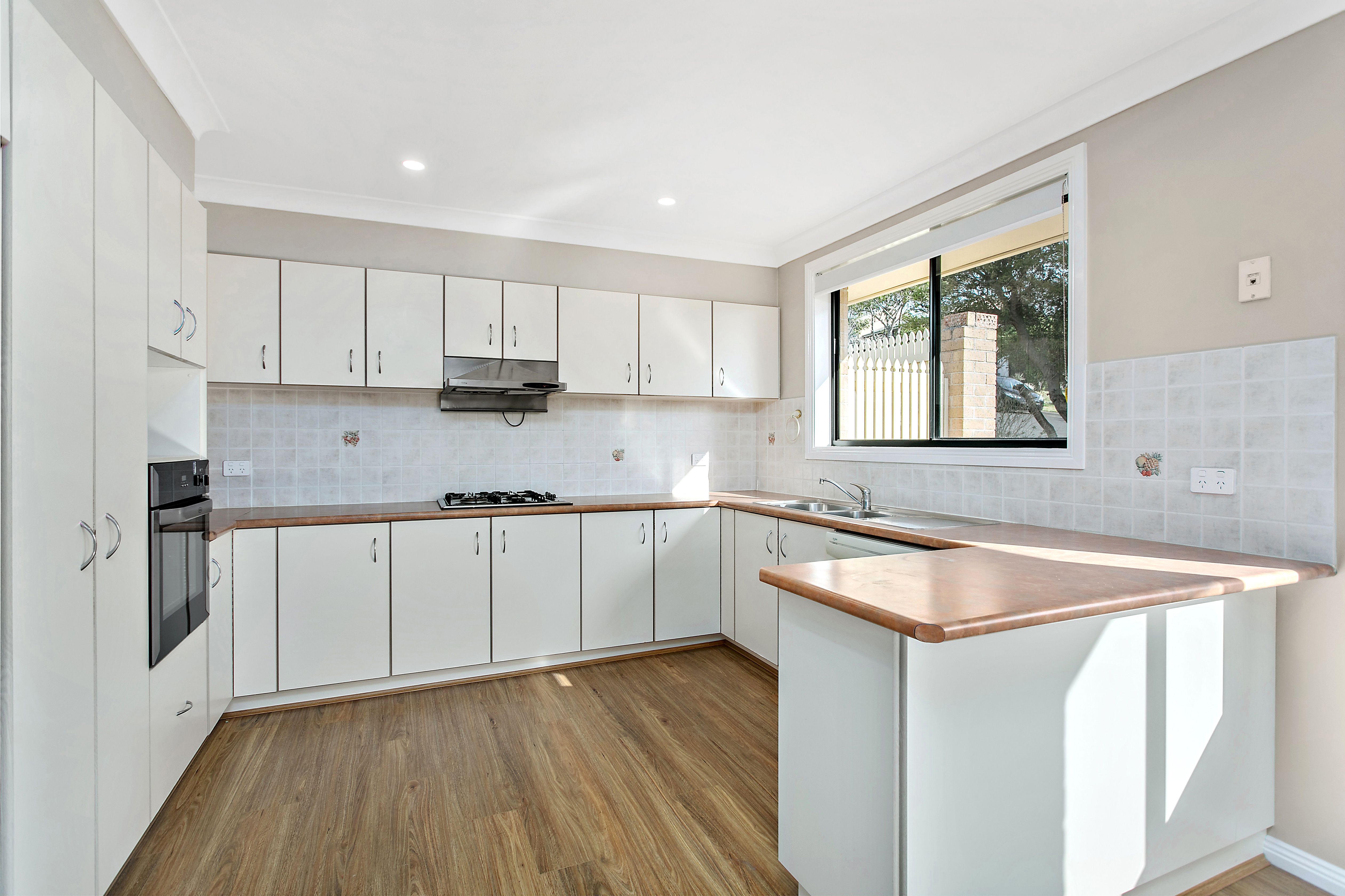 1/11 Eucumbene Avenue, Flinders, NSW 2529