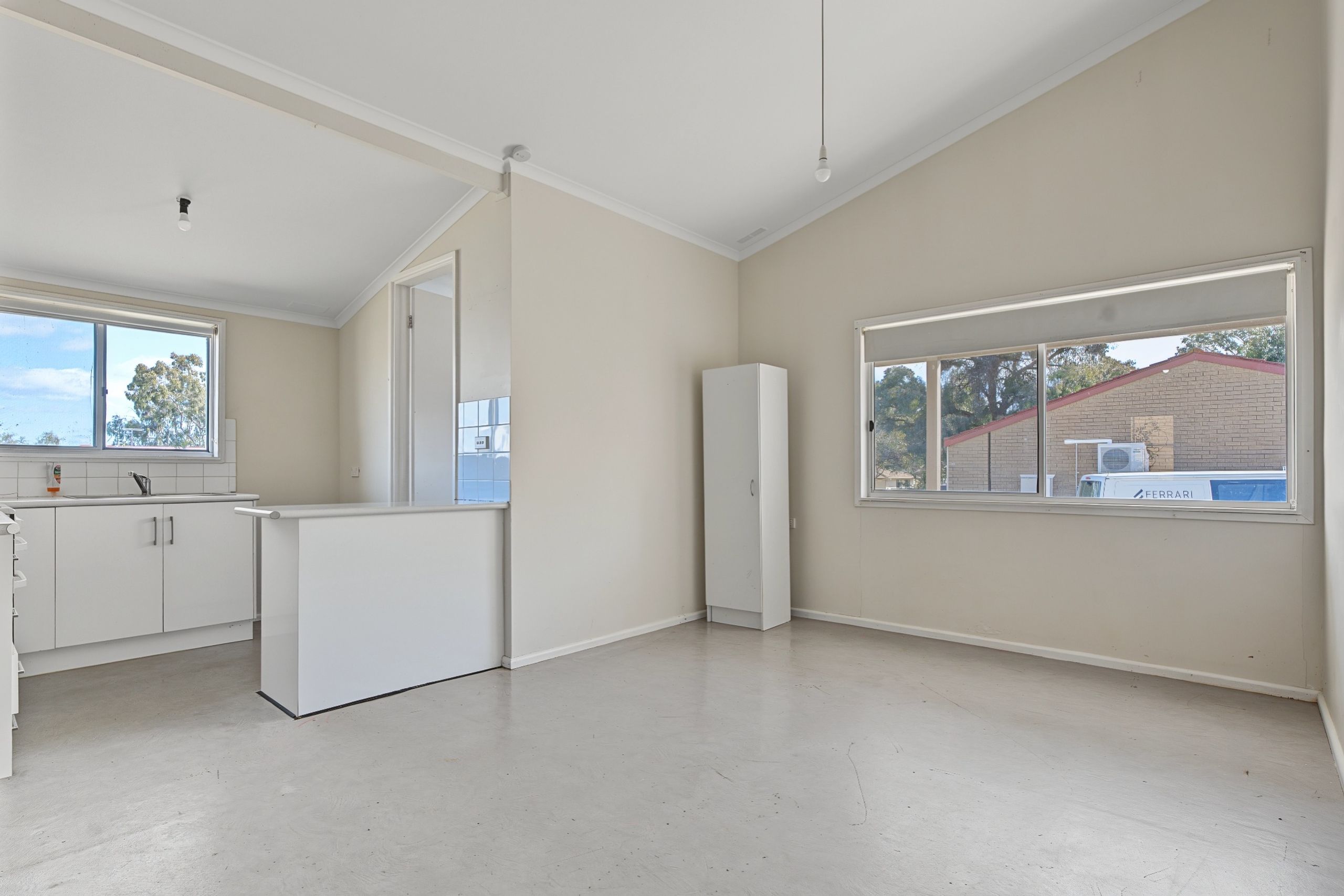 96 Kurrajong Crescent — photo 3 of 11