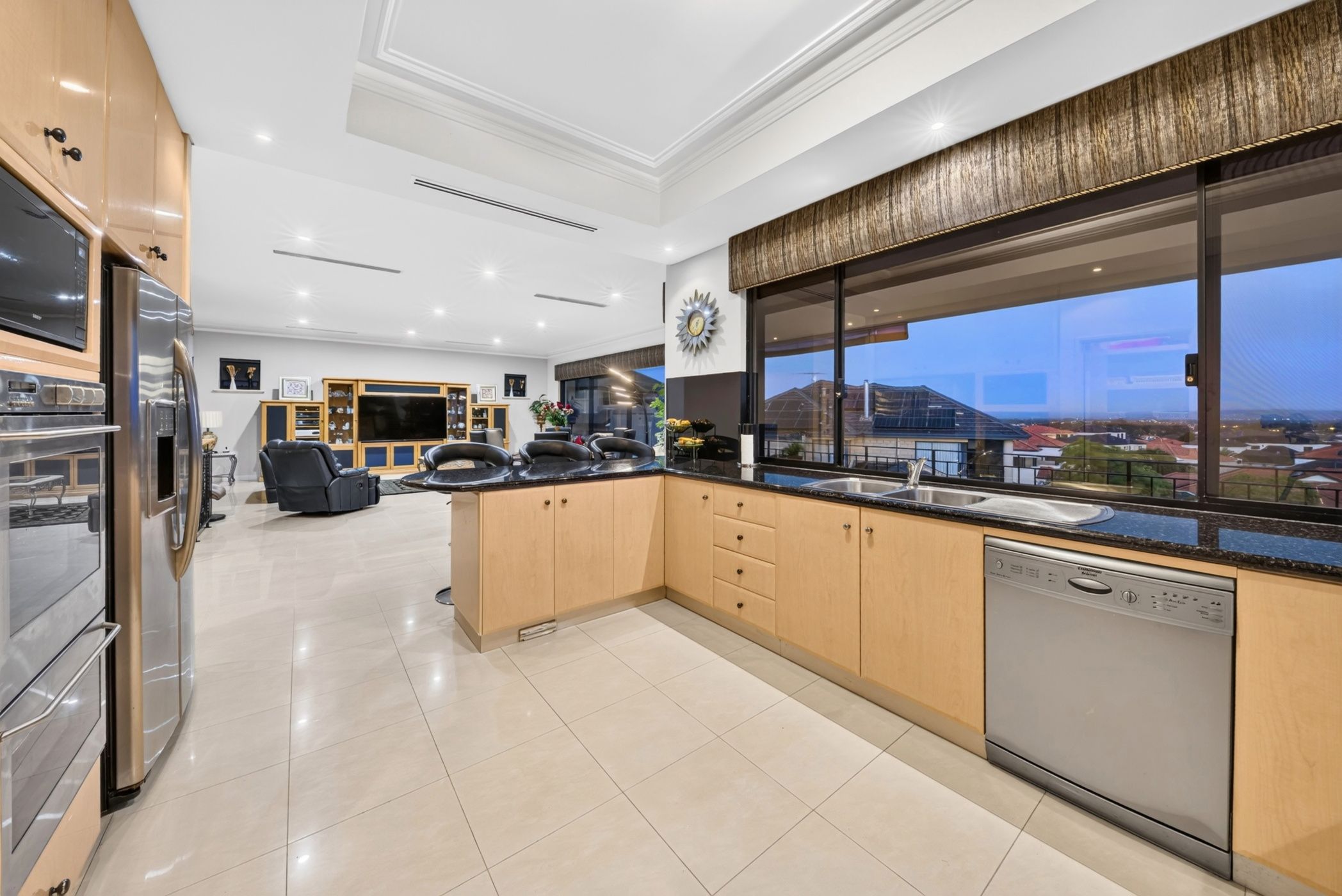 A Grand Entertainer with Endless Views — photo 17 of 30