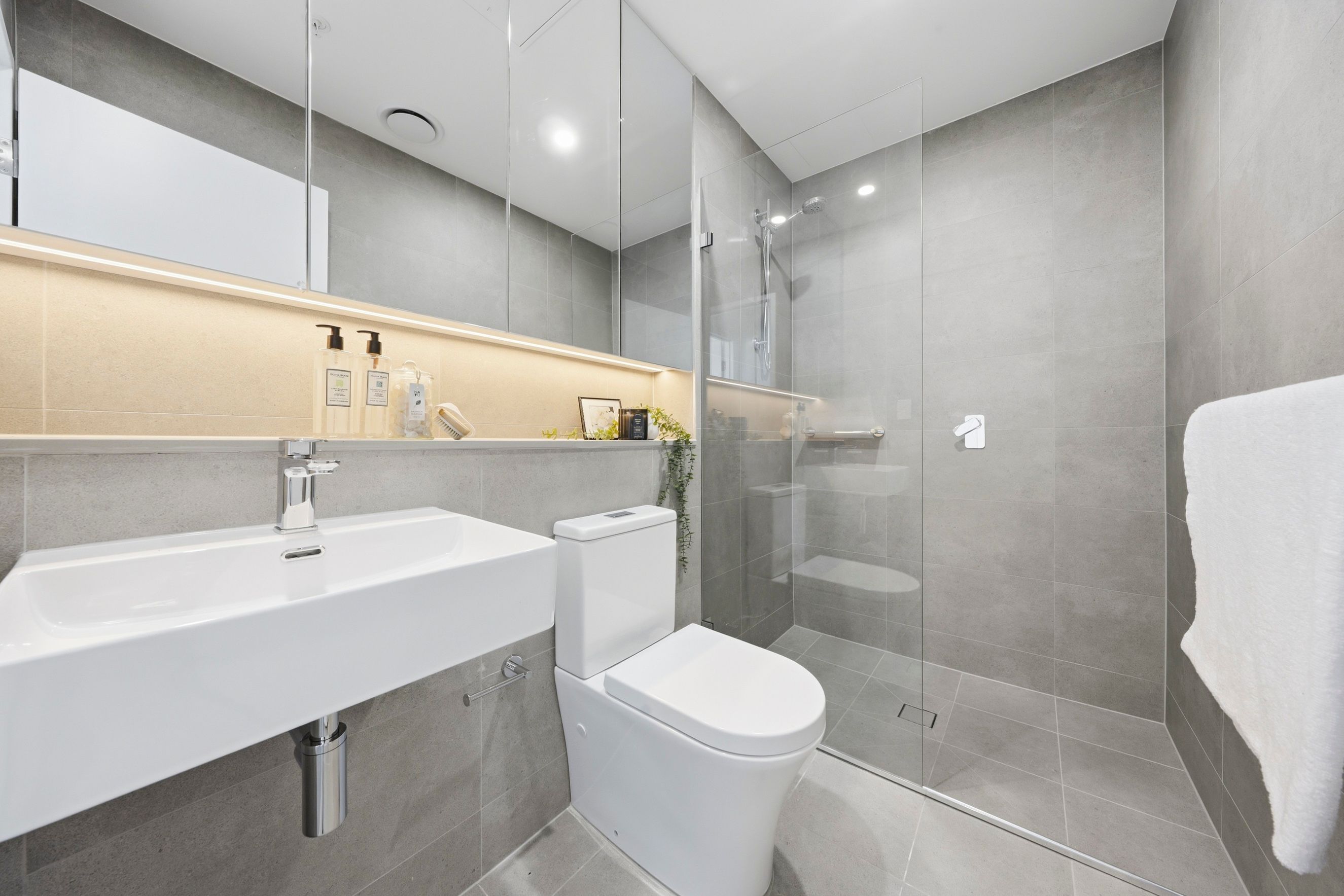 605/20C Hasluck Street — photo 13 of 18
