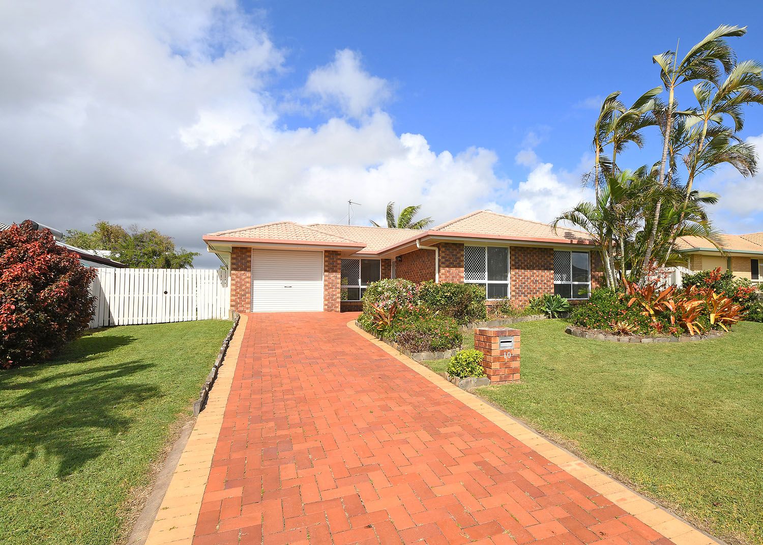 10 Hood Street, Urangan, QLD 4655