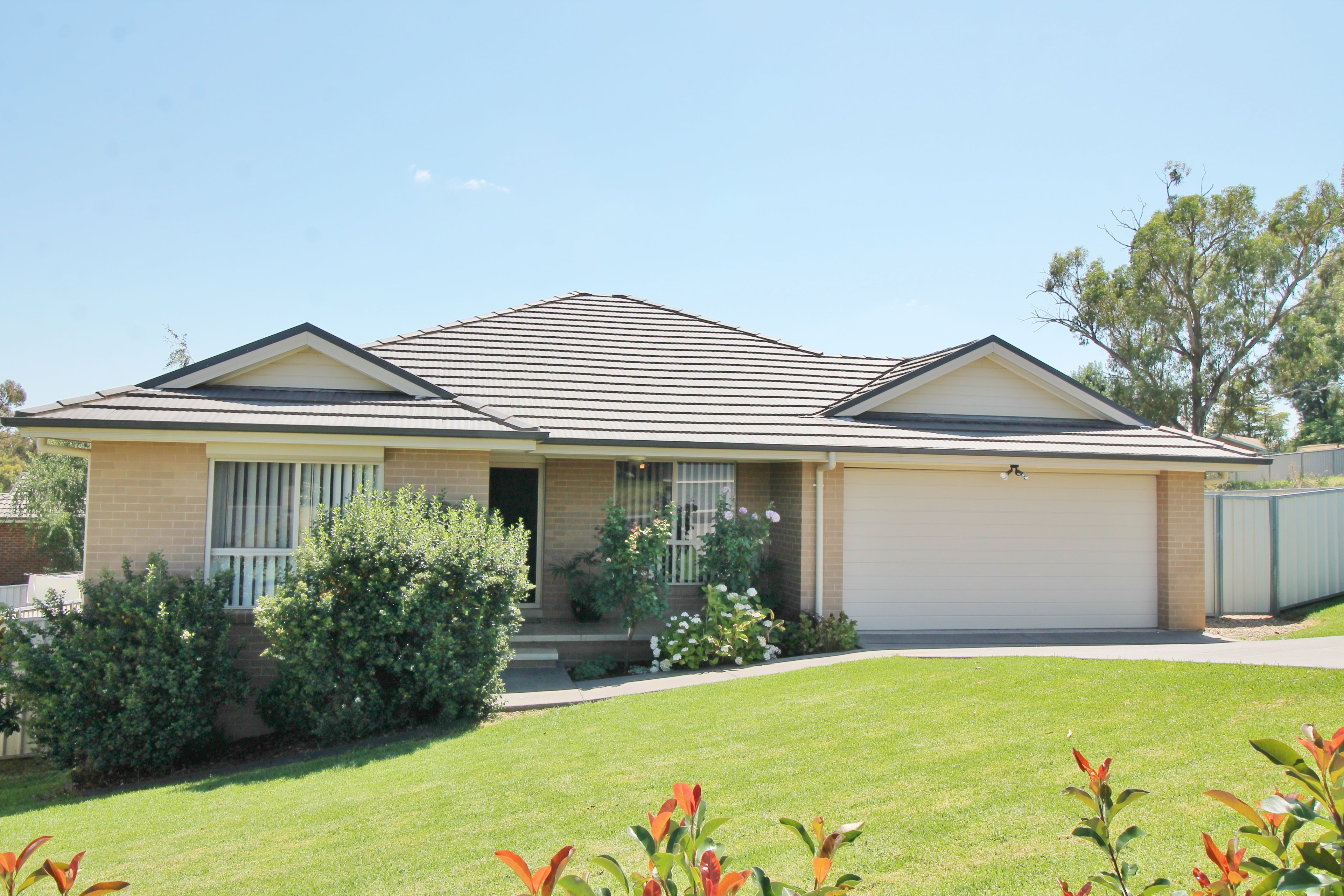 6 Henry Place, Young NSW 2594