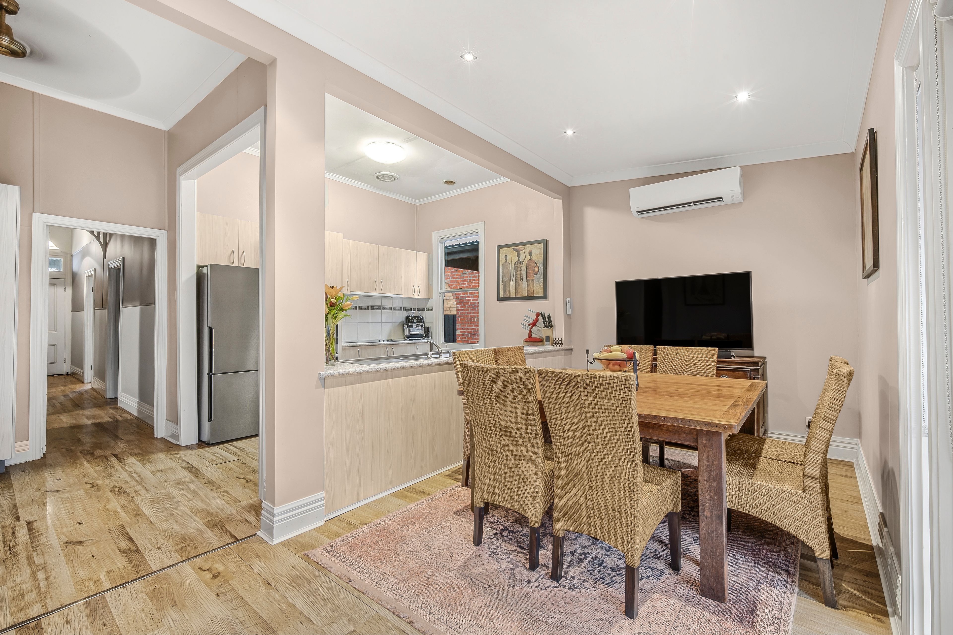426 Raglan Street South — photo 8 of 19