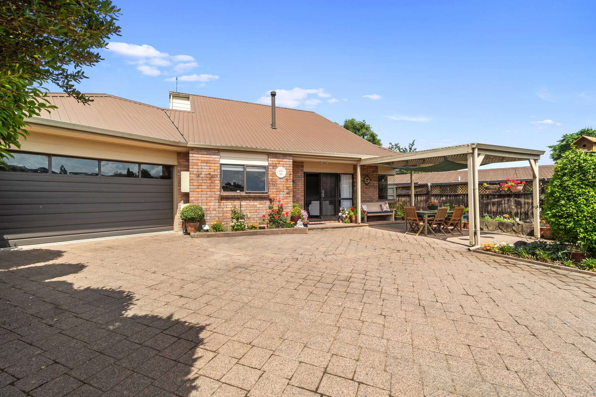 325 Tui Crescent photo 2