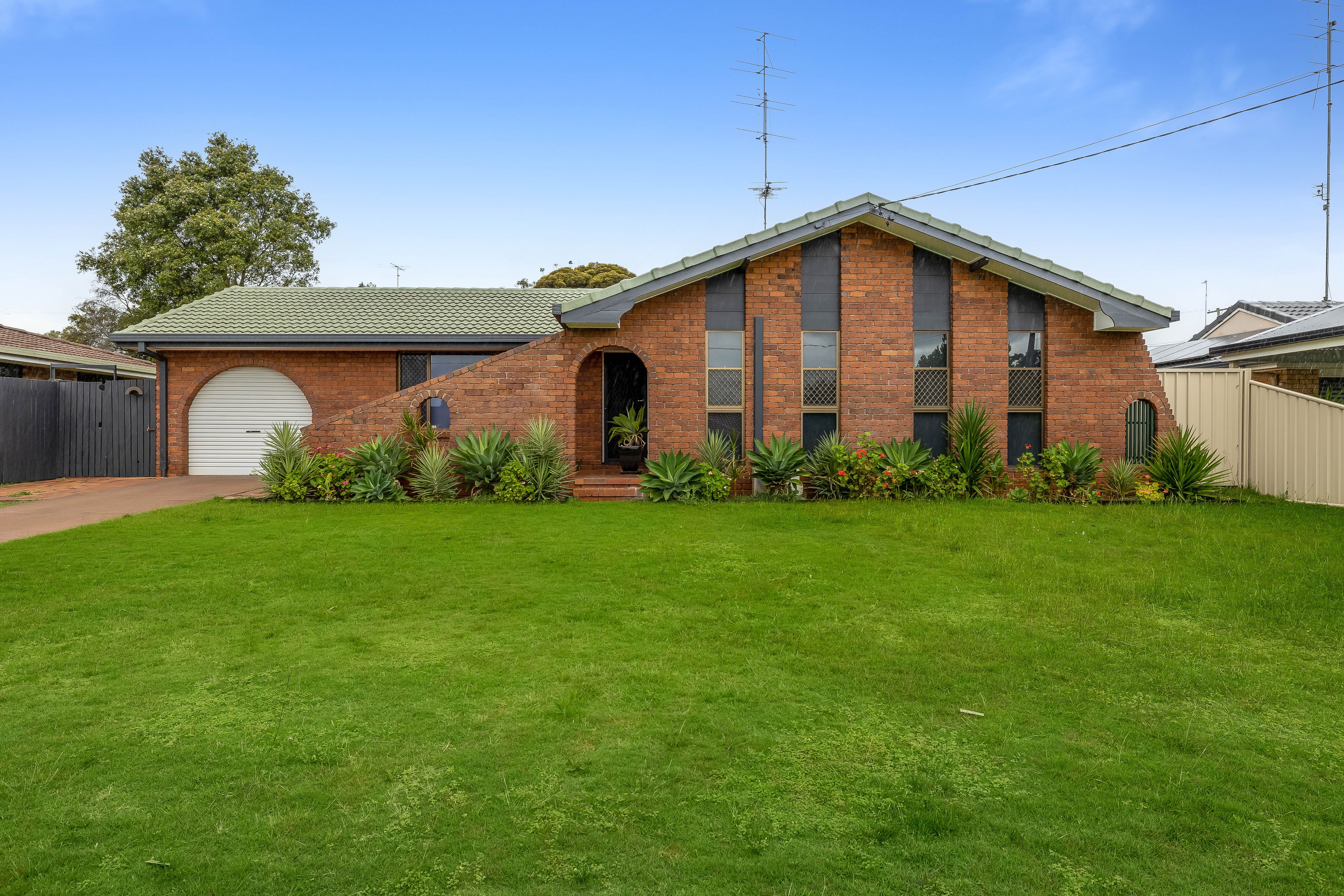 8 Ansett Court, Wilsonton QLD 4350