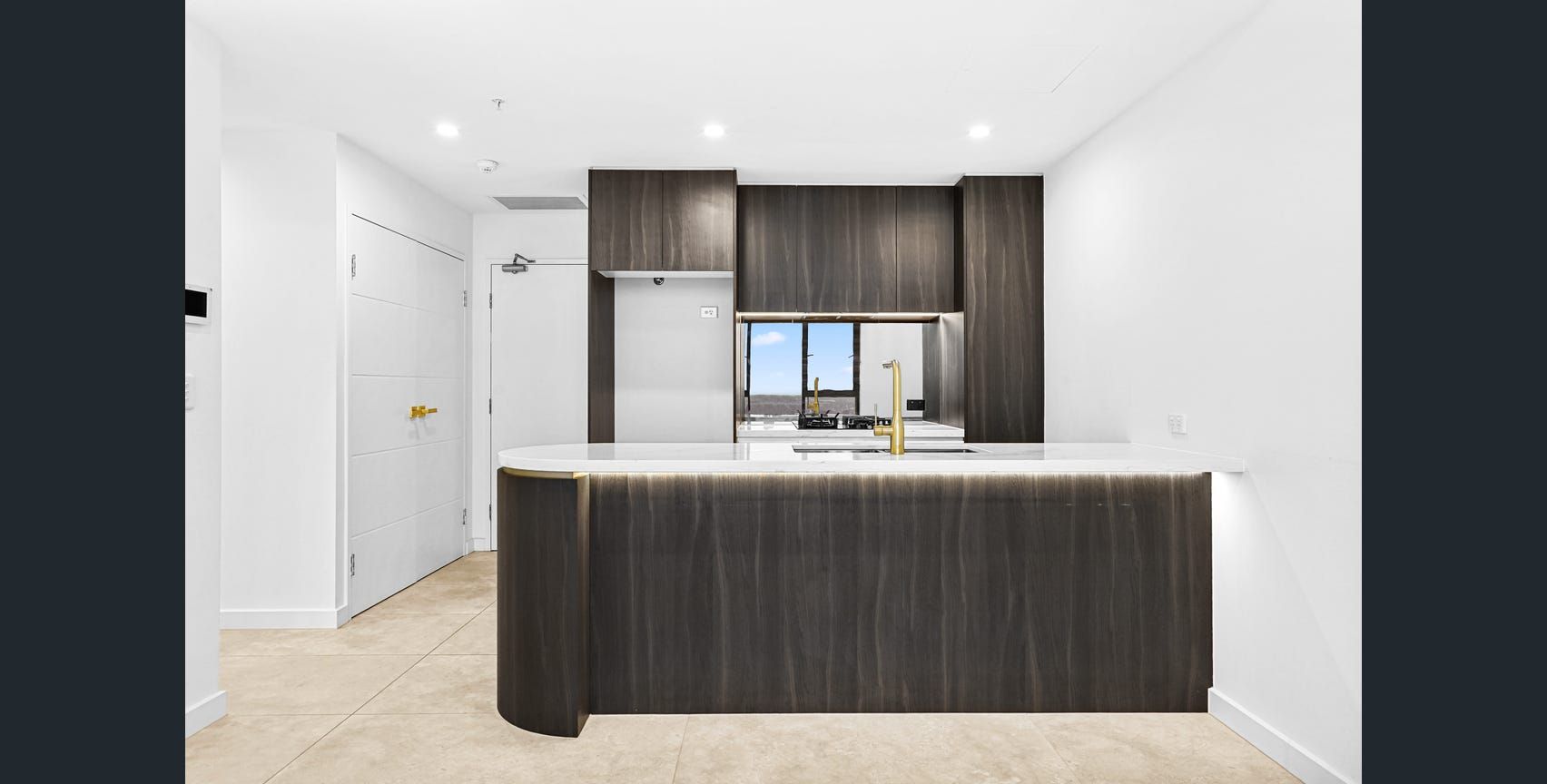 2105/20 Parkes Street — photo 6 of 10