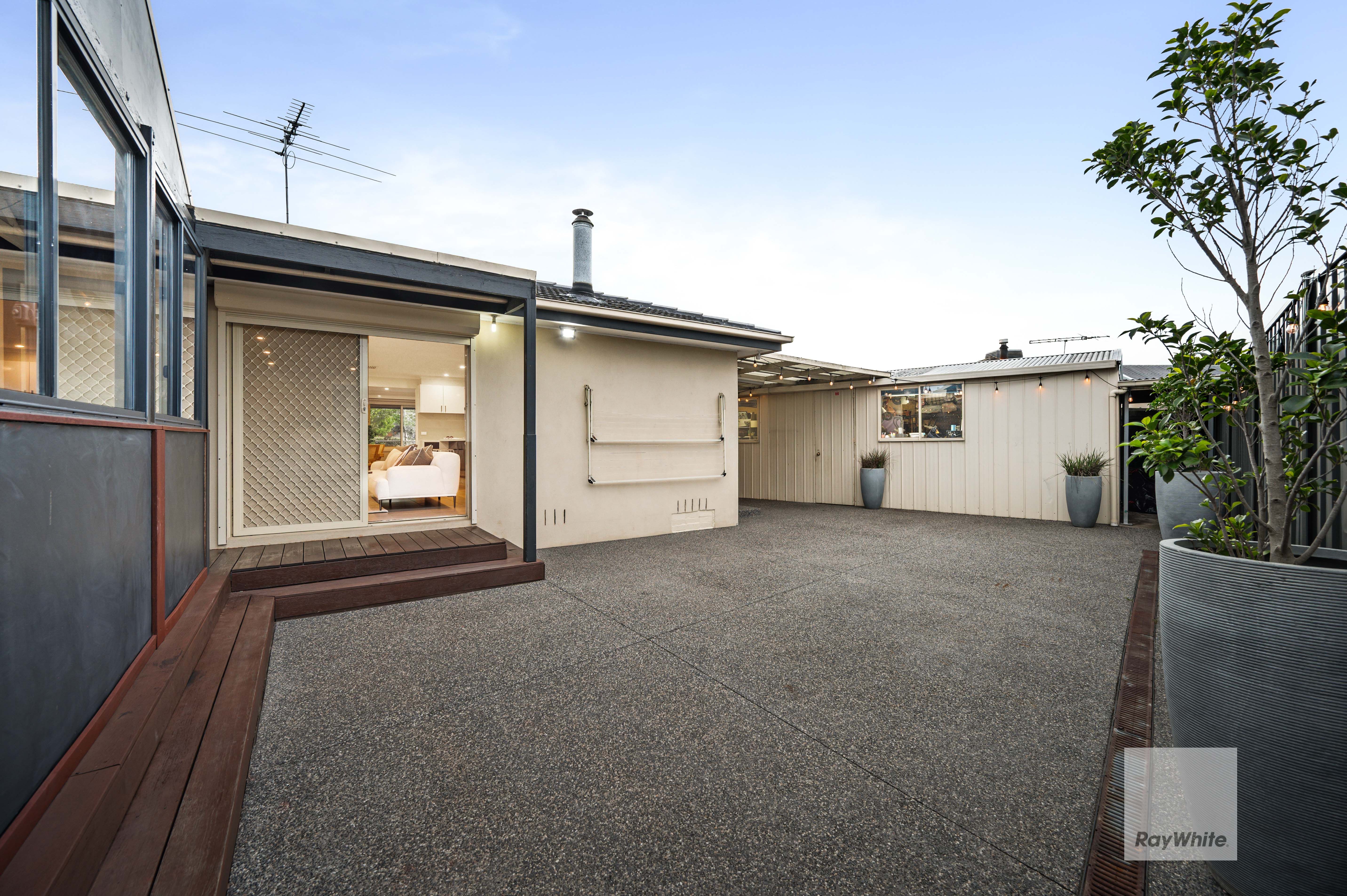 6 Sutton Close — photo 29 of 30
