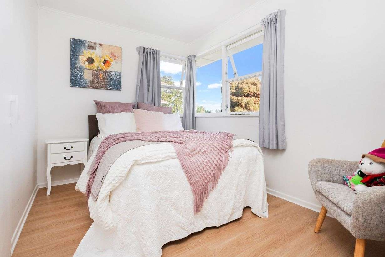 10 Hobart Crescent photo 4
